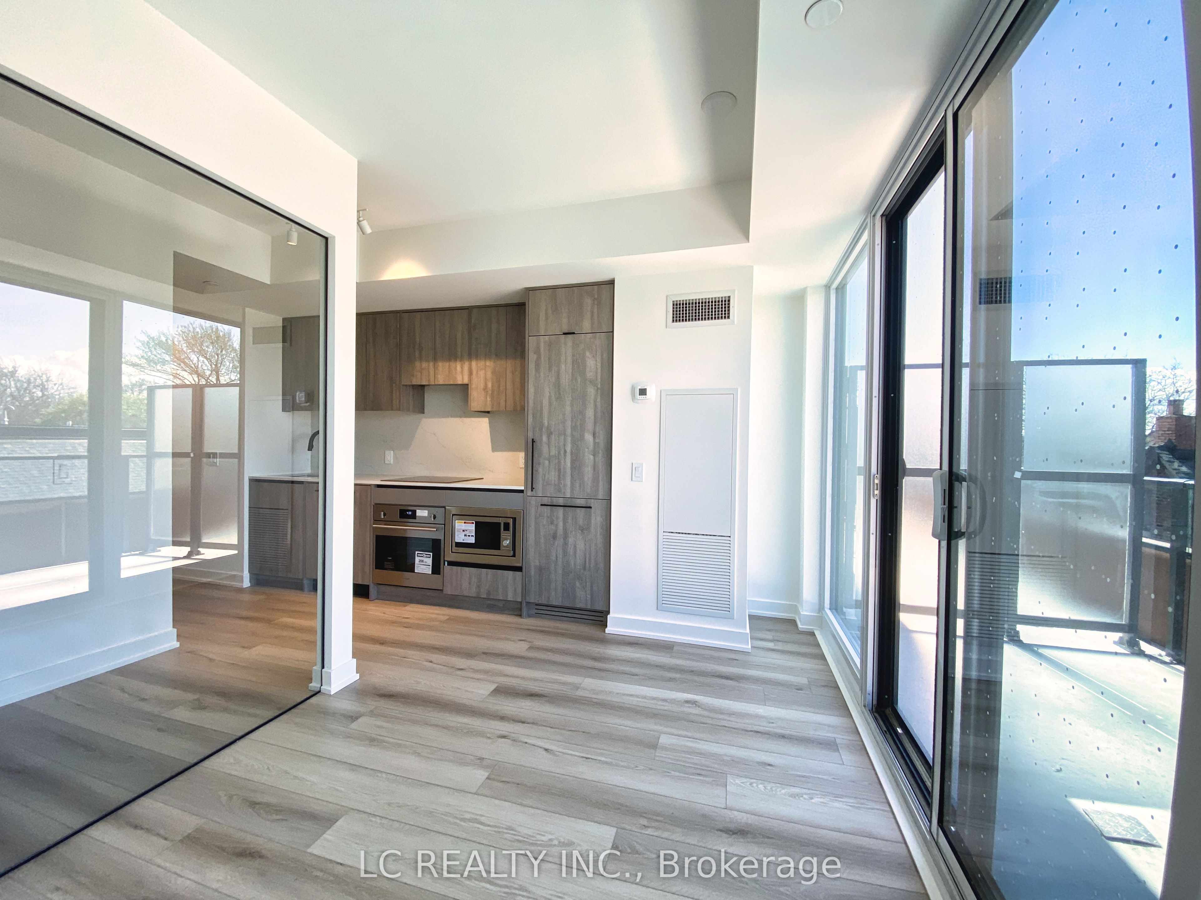 5 Lakeview Avenue 418, Toronto, ON M6J 0H3 photo 3