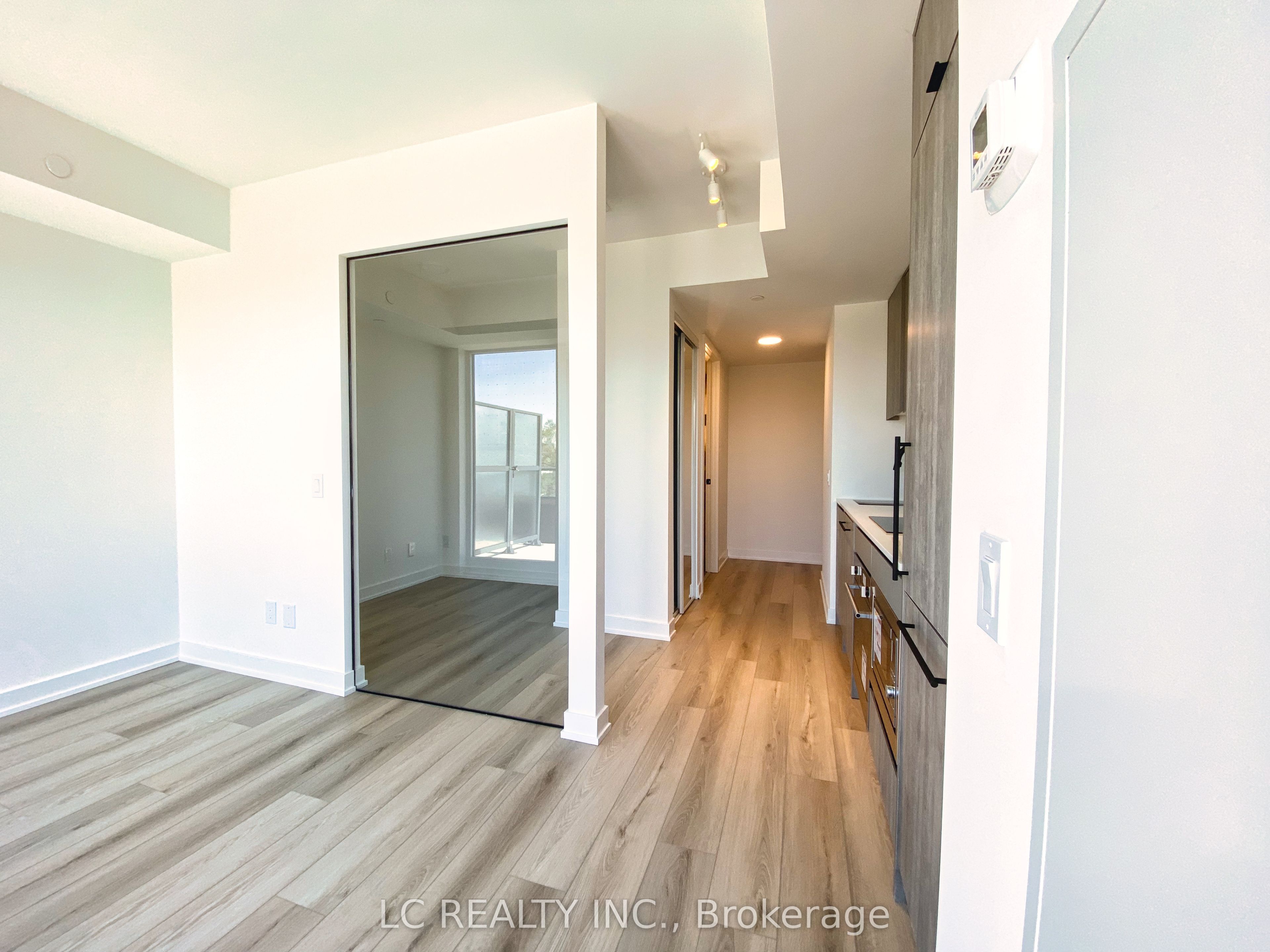 5 Lakeview Avenue 418, Toronto, ON M6J 0H3 photo 4