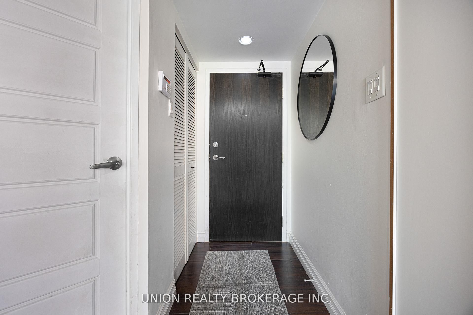 60 Homewood Avenue 208, Toronto, ON M4Y 2X4 photo 2