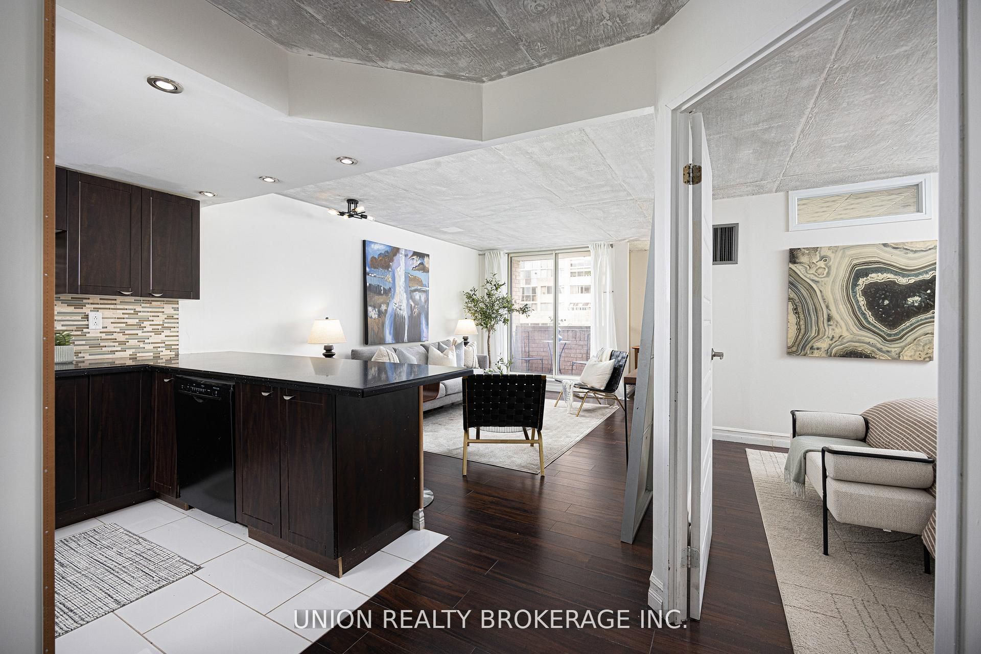 60 Homewood Avenue 208, Toronto, ON M4Y 2X4 photo 3
