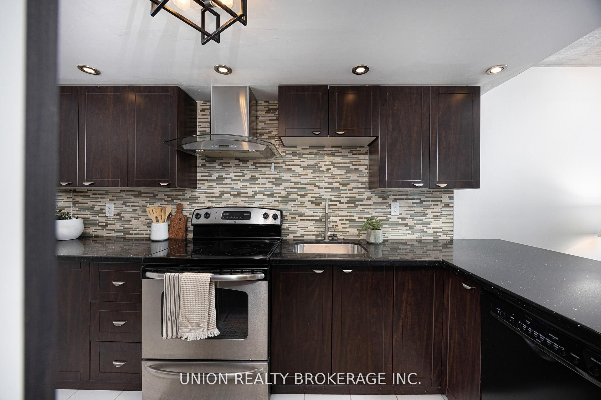 60 Homewood Avenue 208, Toronto, ON M4Y 2X4 photo 4