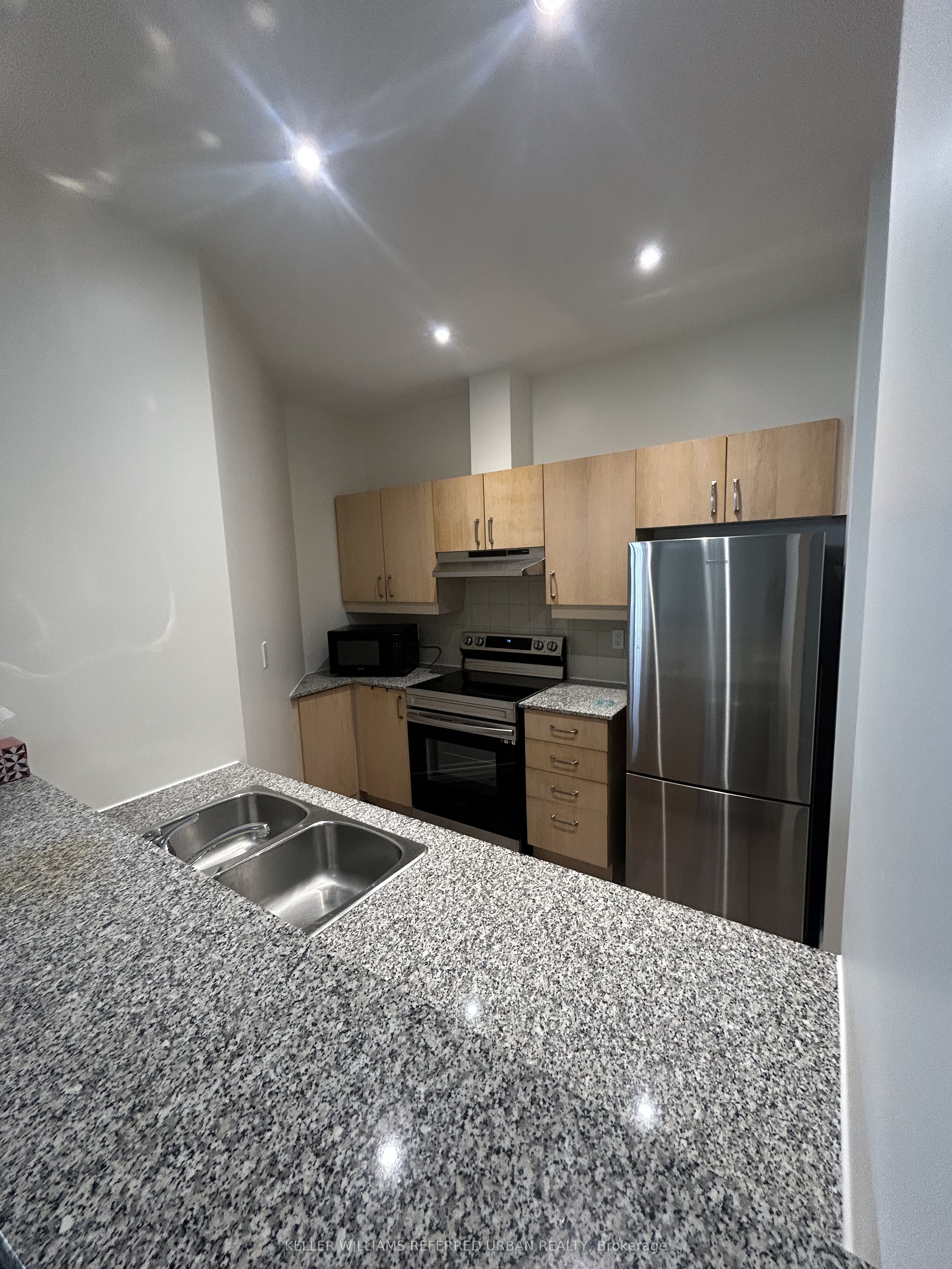 1 Leaside Park Drive 408, Toronto, ON M4H 1R1 photo 3