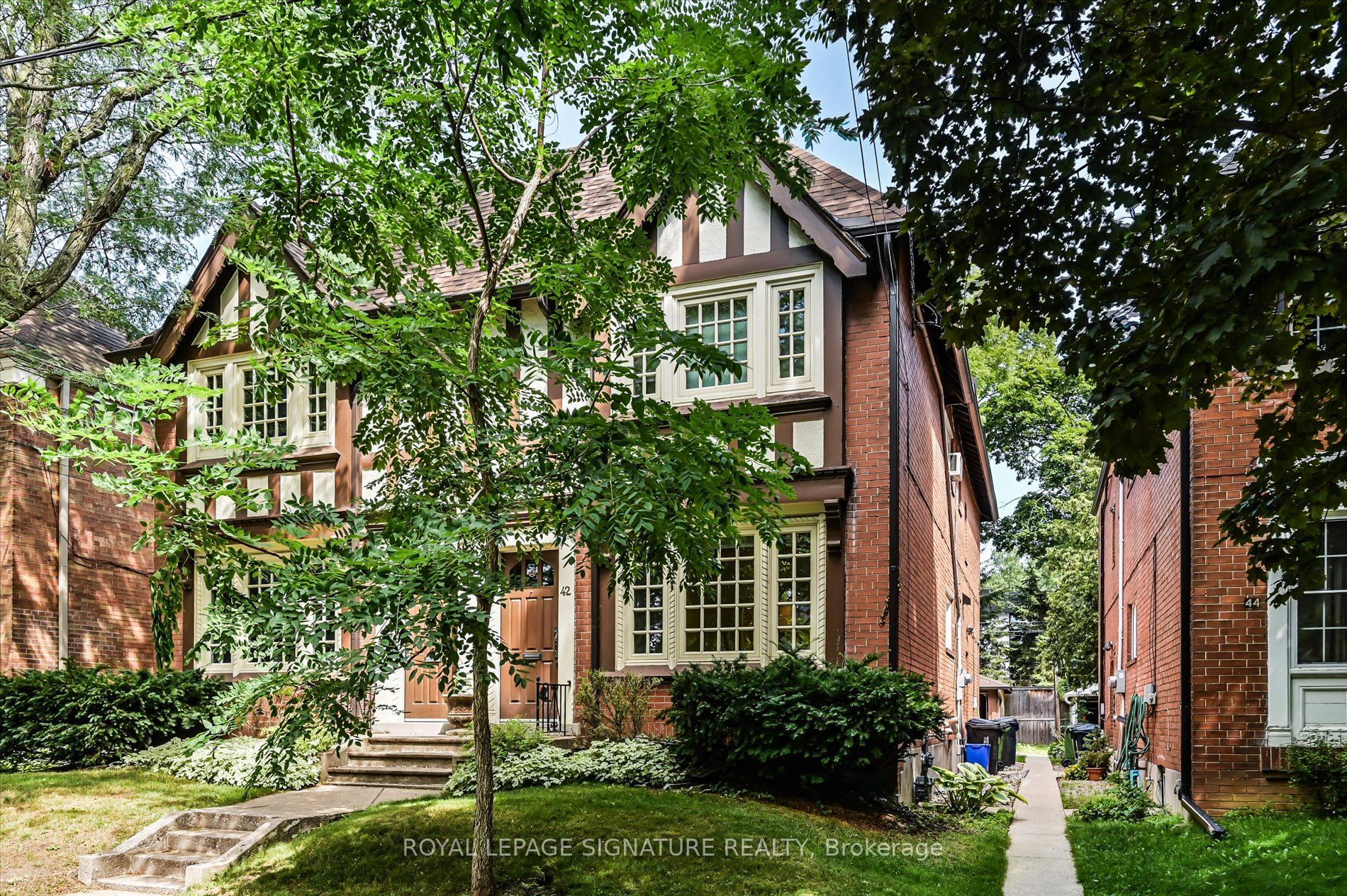 42 Strathgowan Avenue Main, Toronto, ON M4N 1B9 photo 2