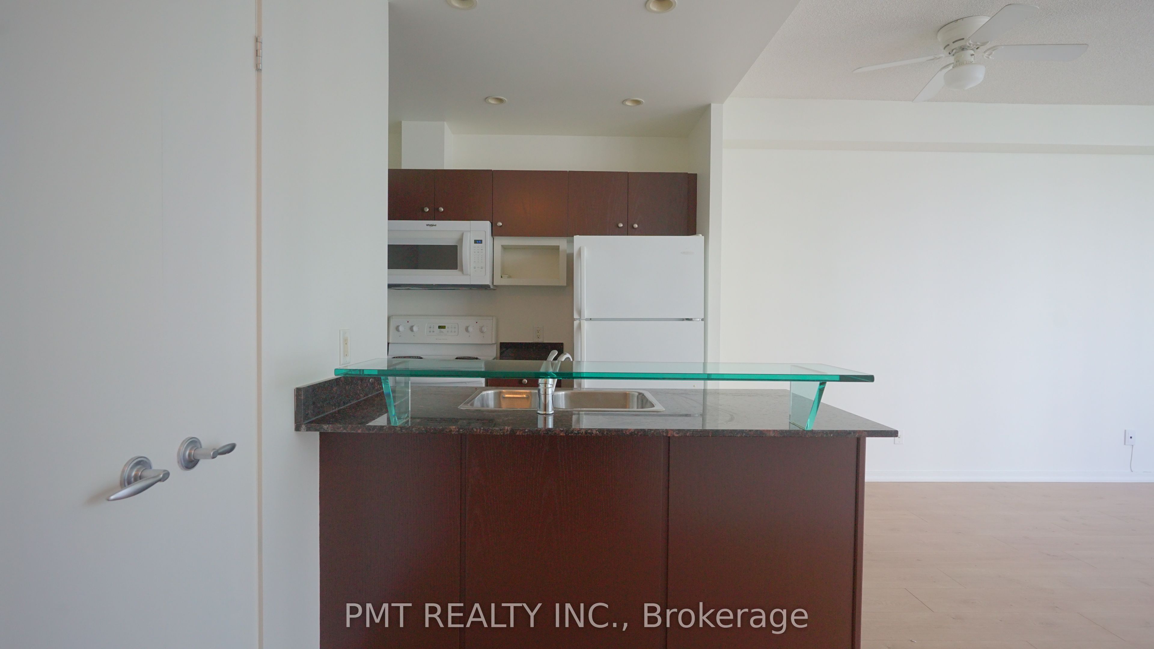 208 Queens Quay N/A W 2401, Toronto, ON M5J 2Y5 photo 3