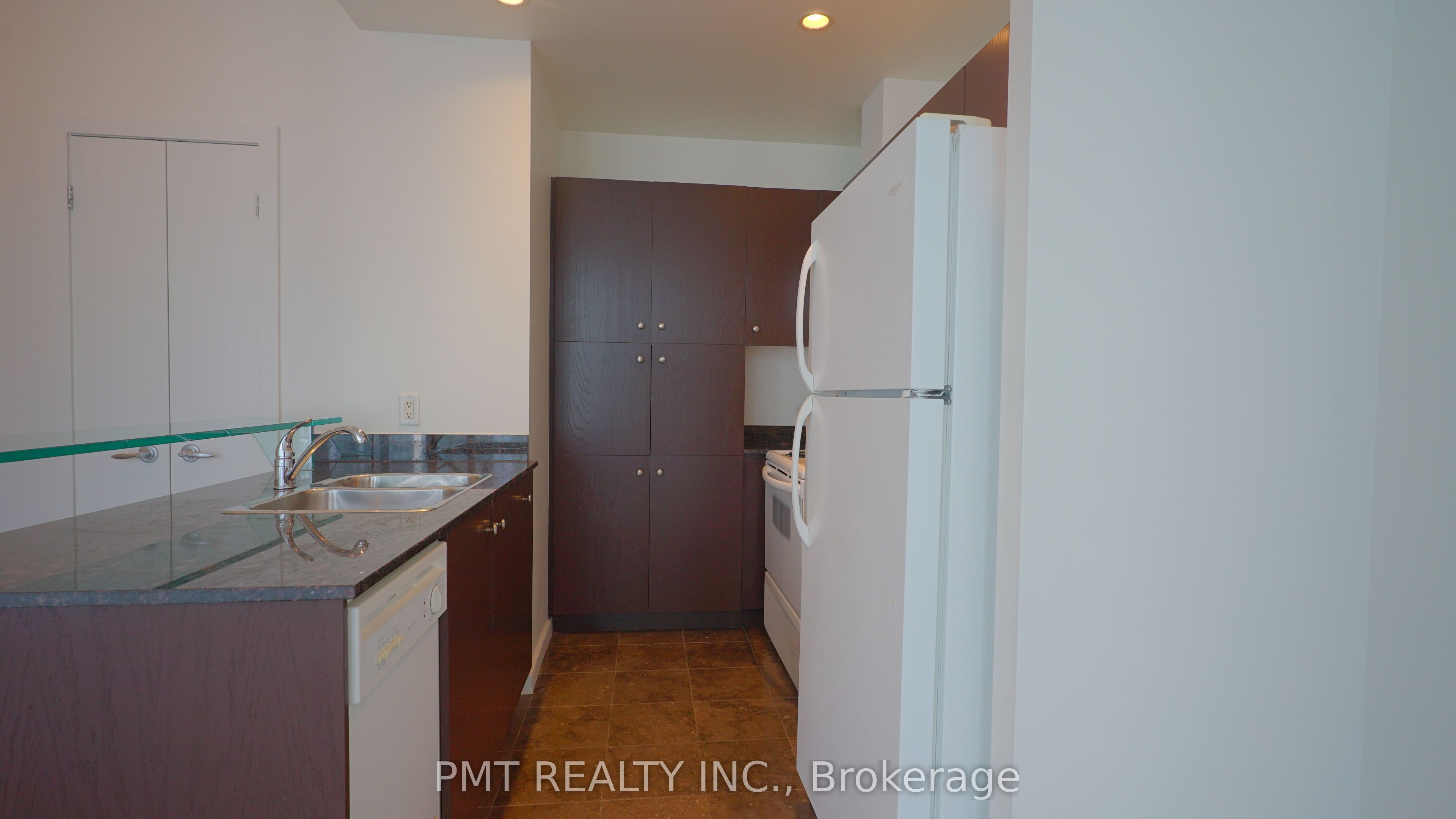208 Queens Quay N/A W 2401, Toronto, ON M5J 2Y5 photo 4