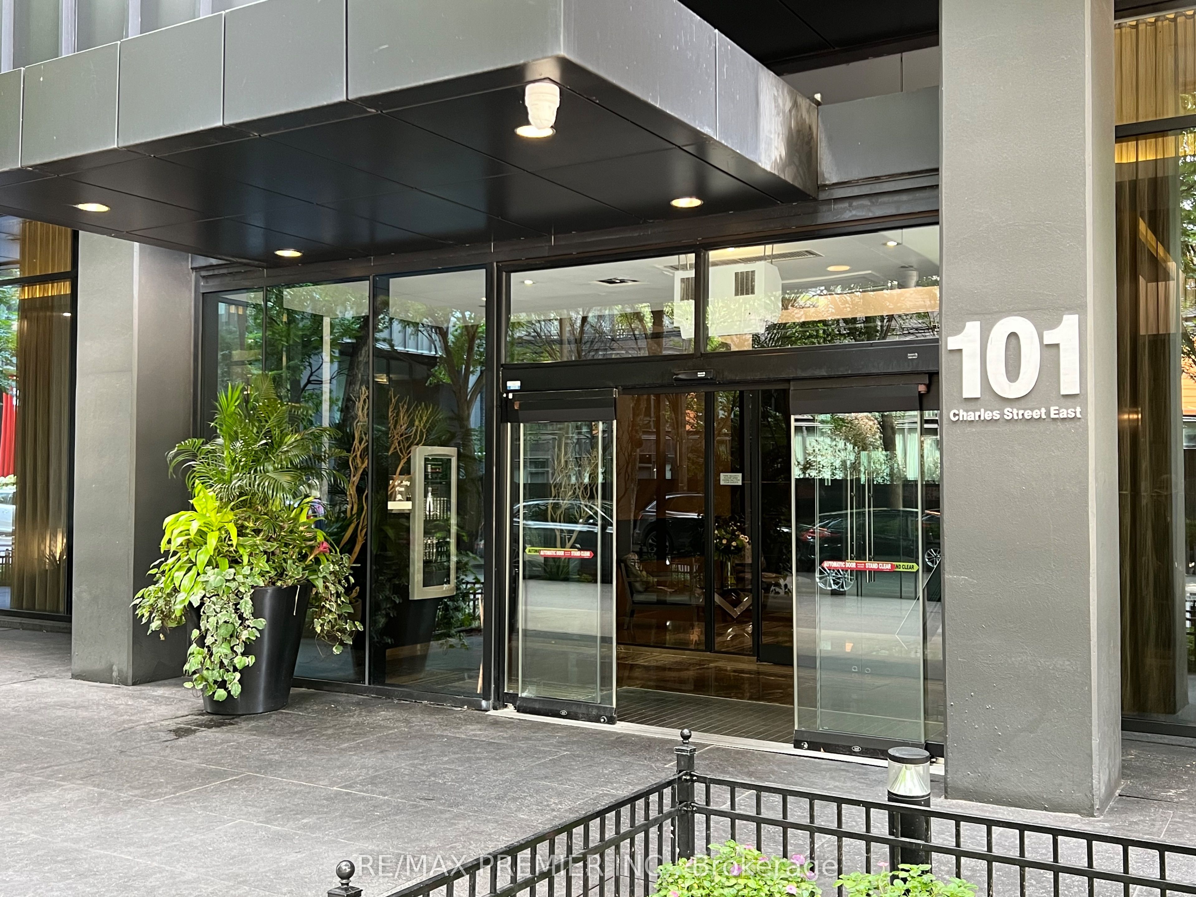 101 Charles Street E 3407, Toronto, ON M4Y 0A9 photo 2