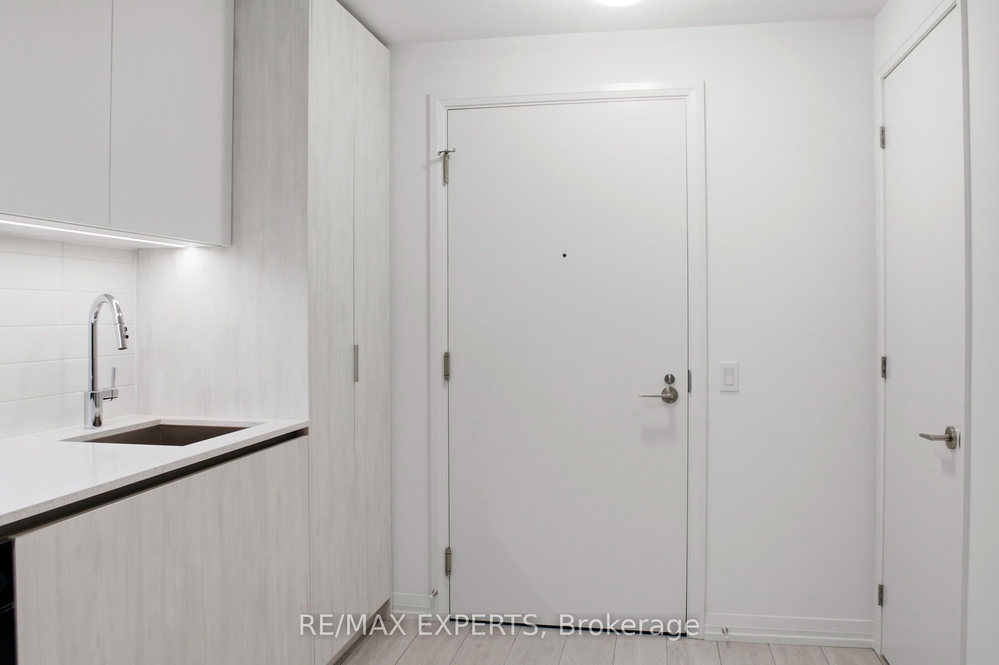 400 King Street 1028, Toronto, ON M5V 1K2 photo 4
