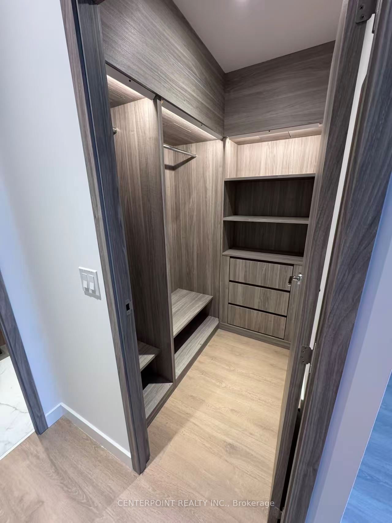 18 ESTHER SHINER Boulevard 240, Toronto, ON M2K 0J6