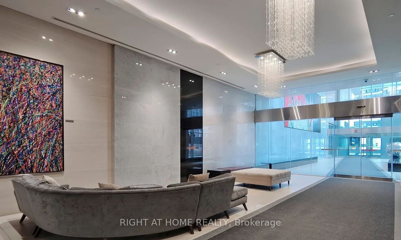 386 Yonge Street 5016, Toronto, ON M5B 0A5 photo 3