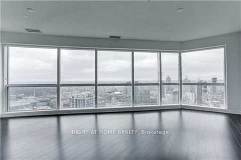 386 Yonge Street 5016, Toronto, ON M5B 0A5 photo 4