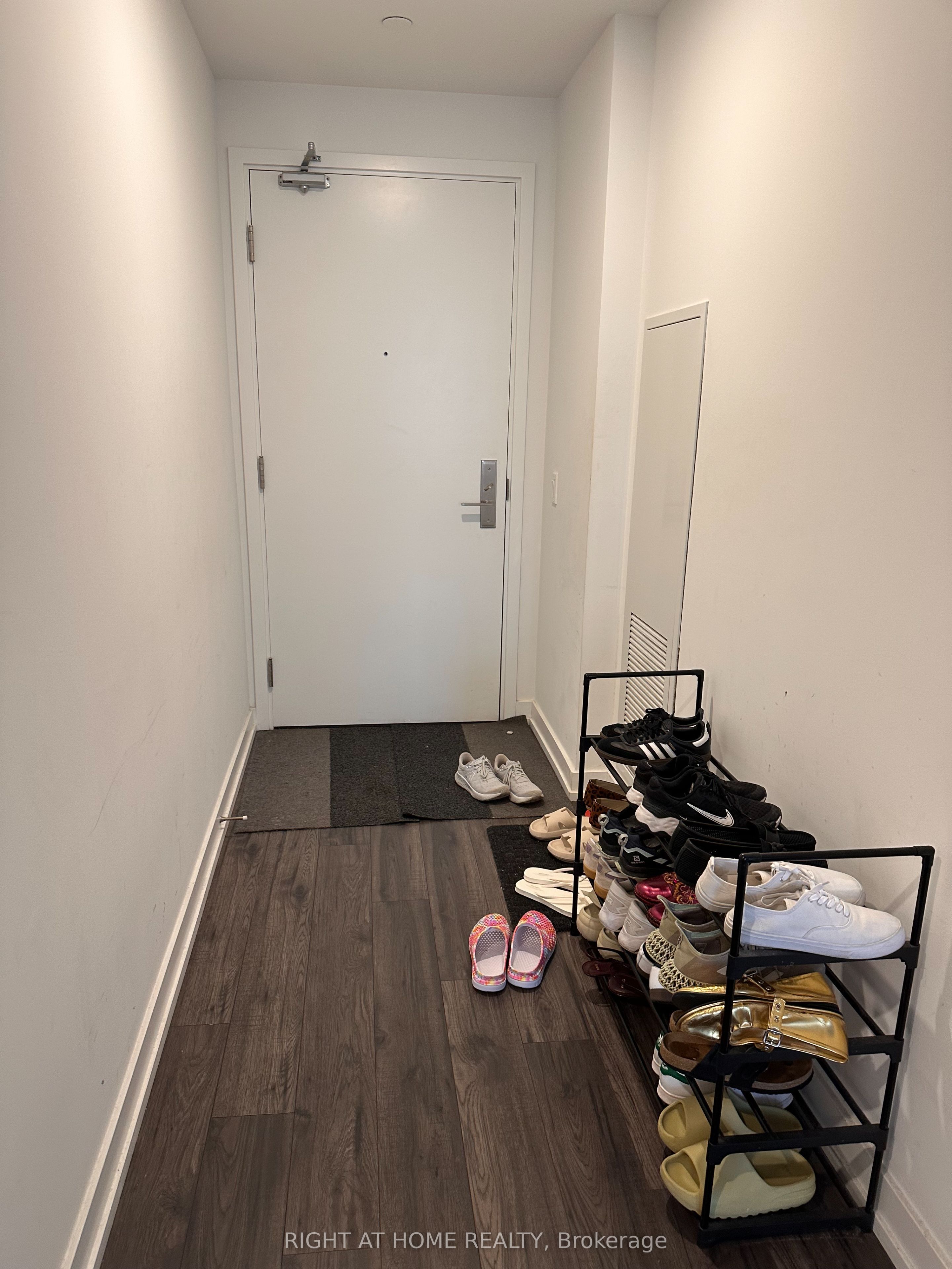 33 Helendale Avenue 1708, Toronto, ON M4R 0A4 photo 2