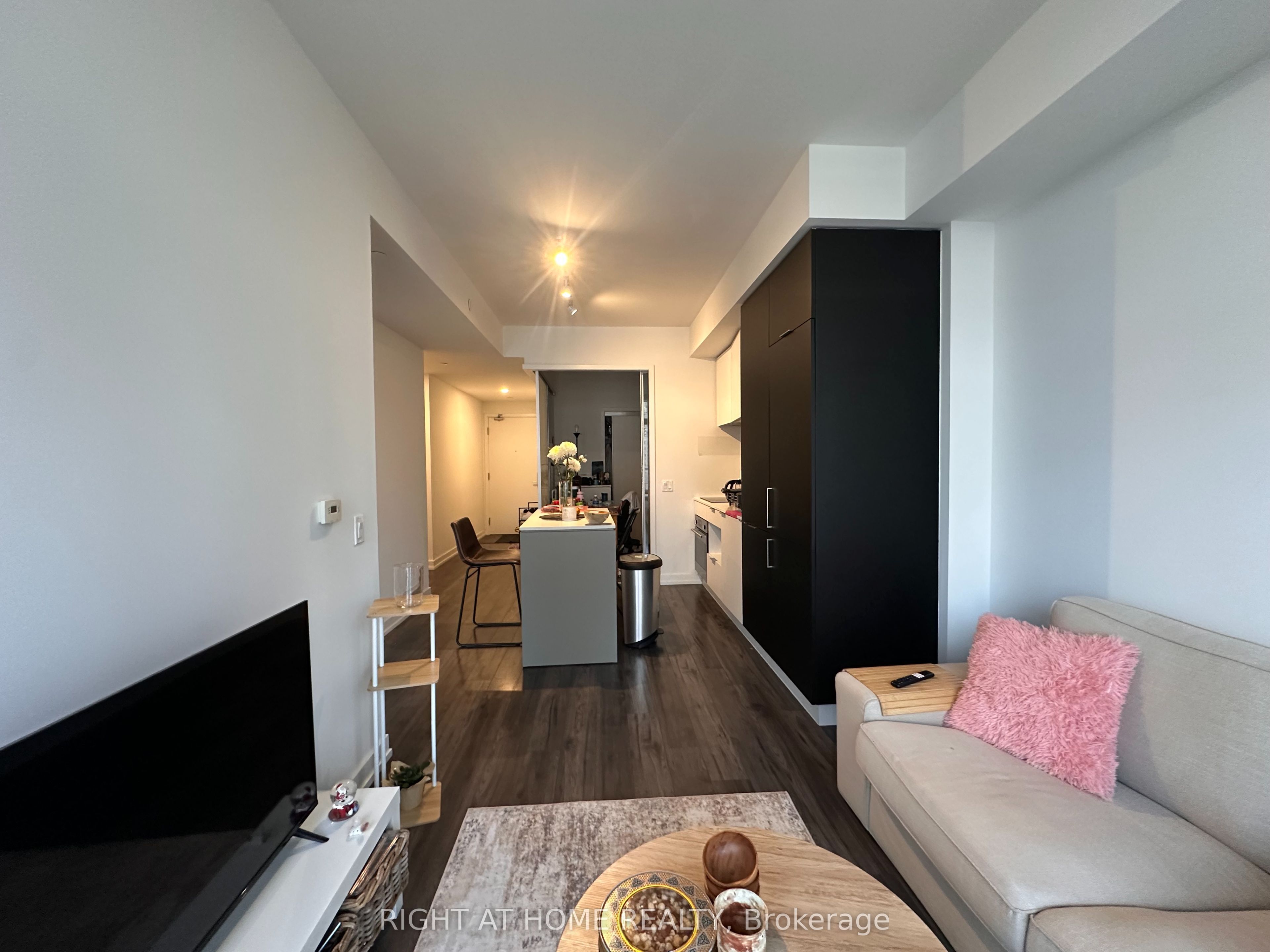 33 Helendale Avenue 1708, Toronto, ON M4R 0A4 photo 3