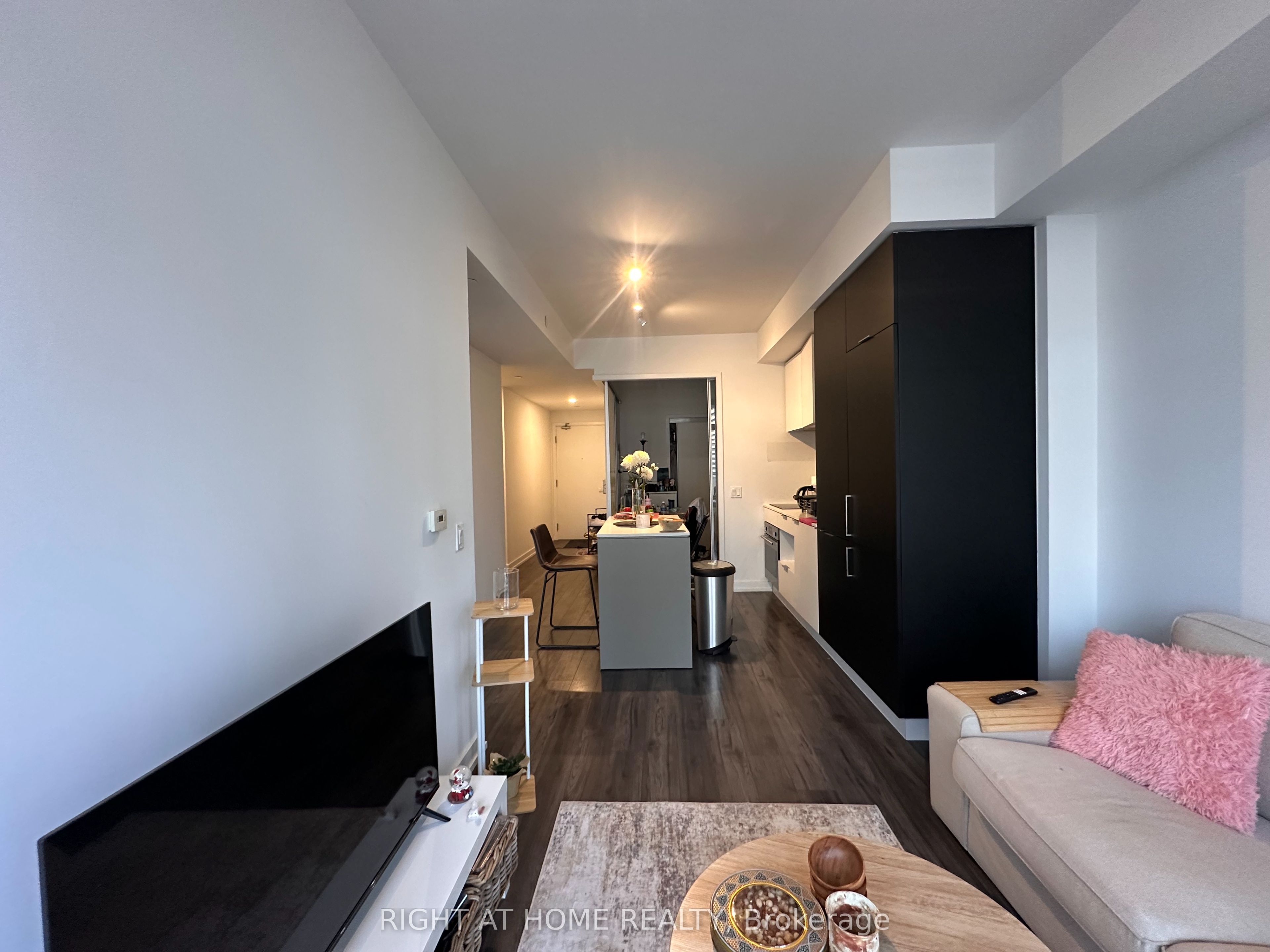 33 Helendale Avenue 1708, Toronto, ON M4R 0A4 photo 4