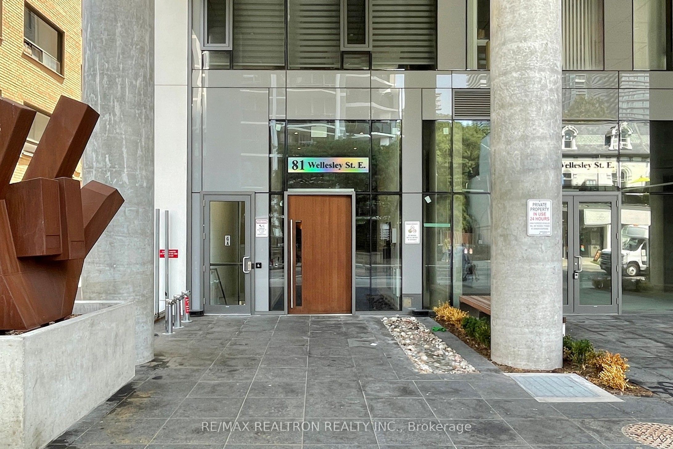 81 Wellesley Street E 2001, Toronto, ON M4Y 1H8 photo 2