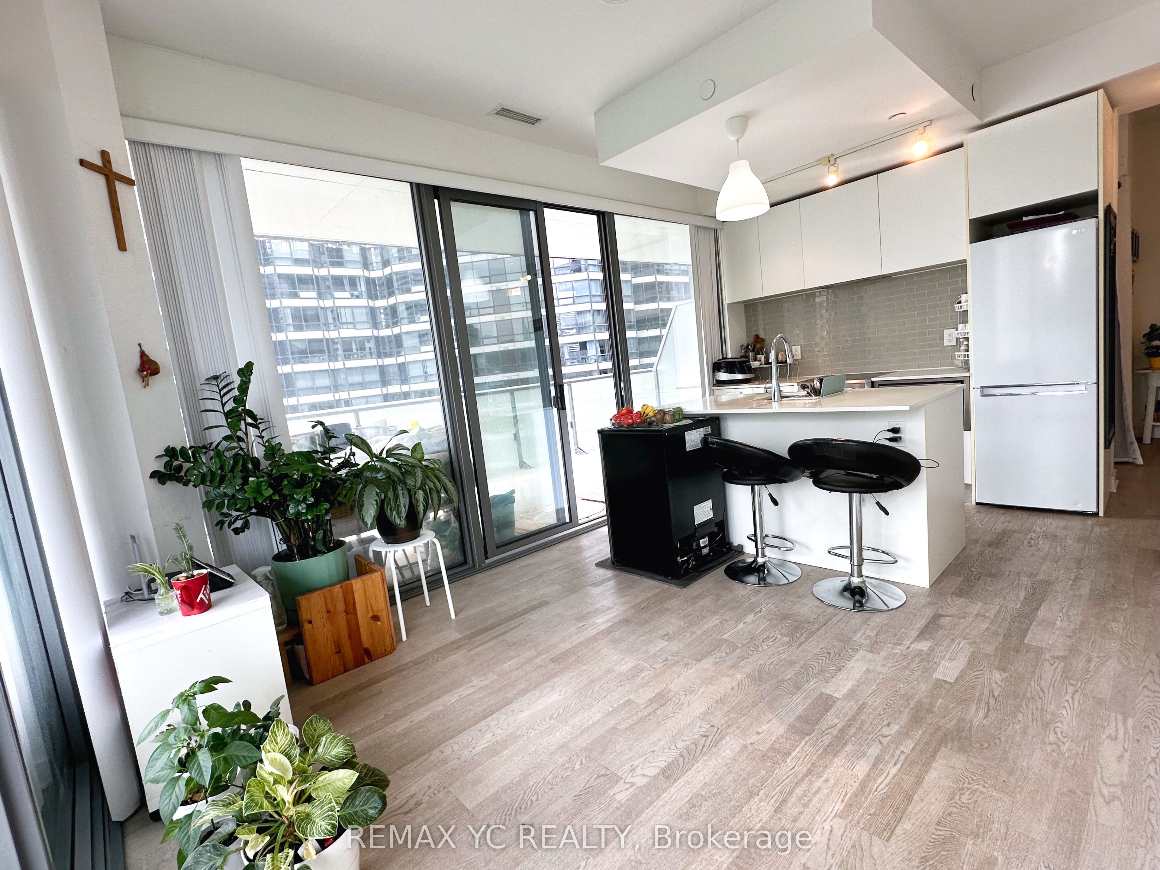 57 St Joseph Street 722, Toronto, ON M5S 0C5 photo 2