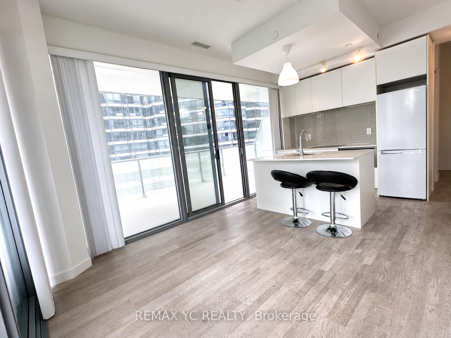 57 St Joseph Street 722, Toronto, ON M5S 0C5 photo 3