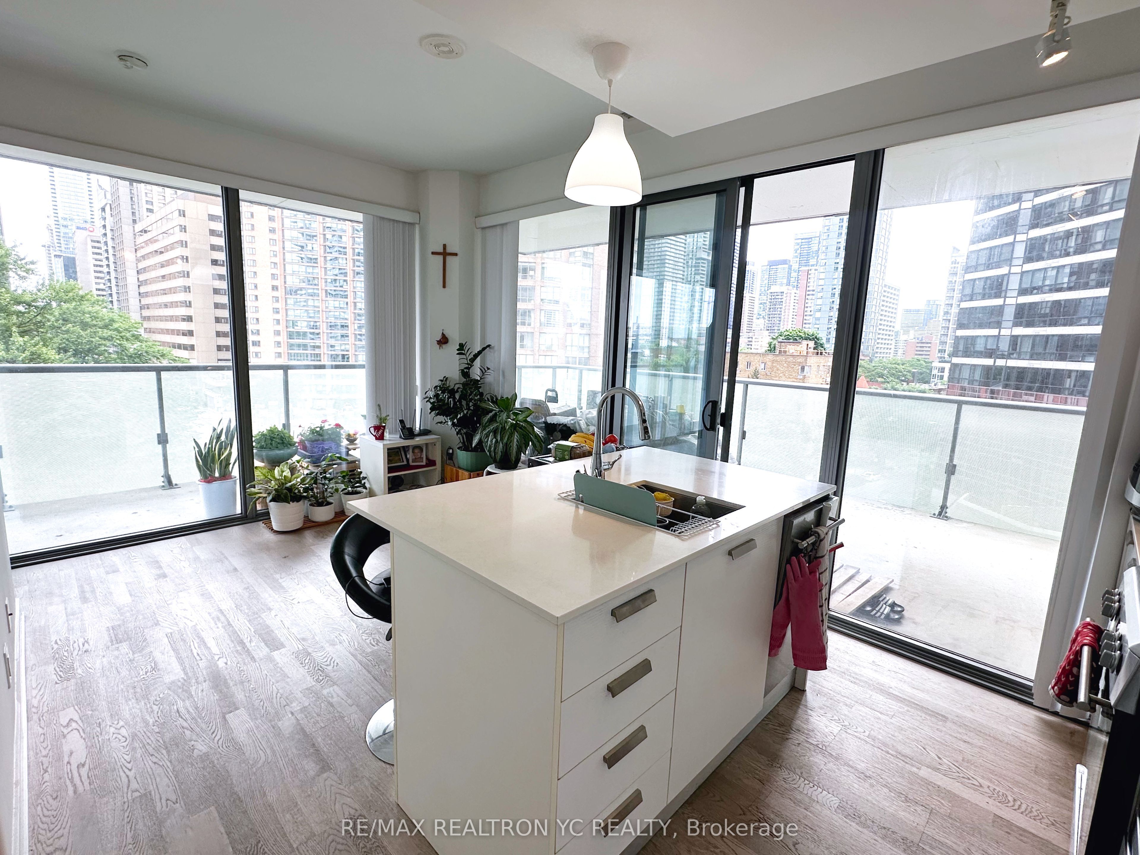 57 St Joseph Street 722, Toronto, ON M5S 0C5 photo 4