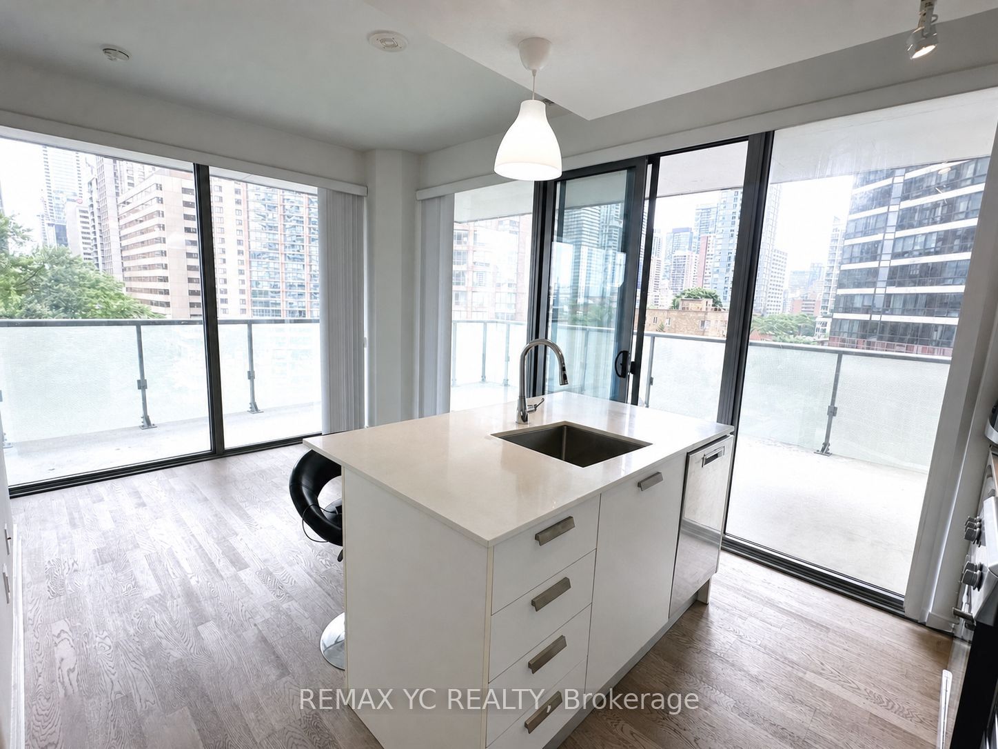 57 St Joseph Street 722, Toronto, ON M5S 0C5 photo 5