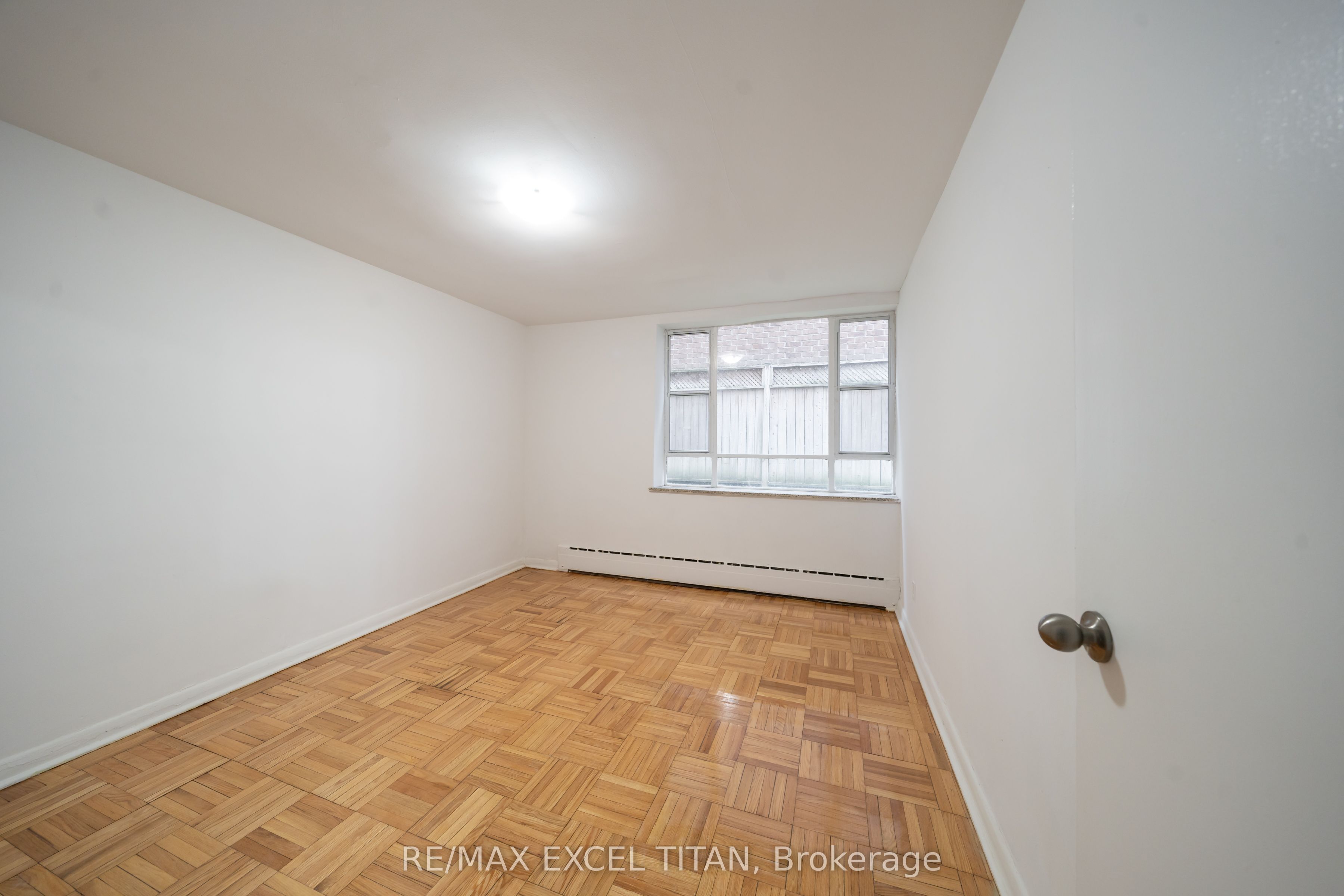 77 Erskine Avenue 205, Toronto, ON M4P 1Y5 photo 2