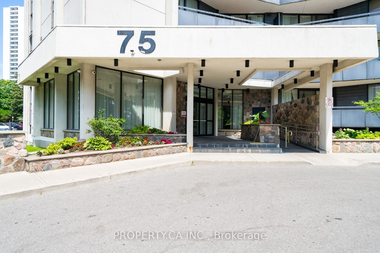75 Graydon Hall Drive 303, Toronto, ON M3A 3M5 photo 2