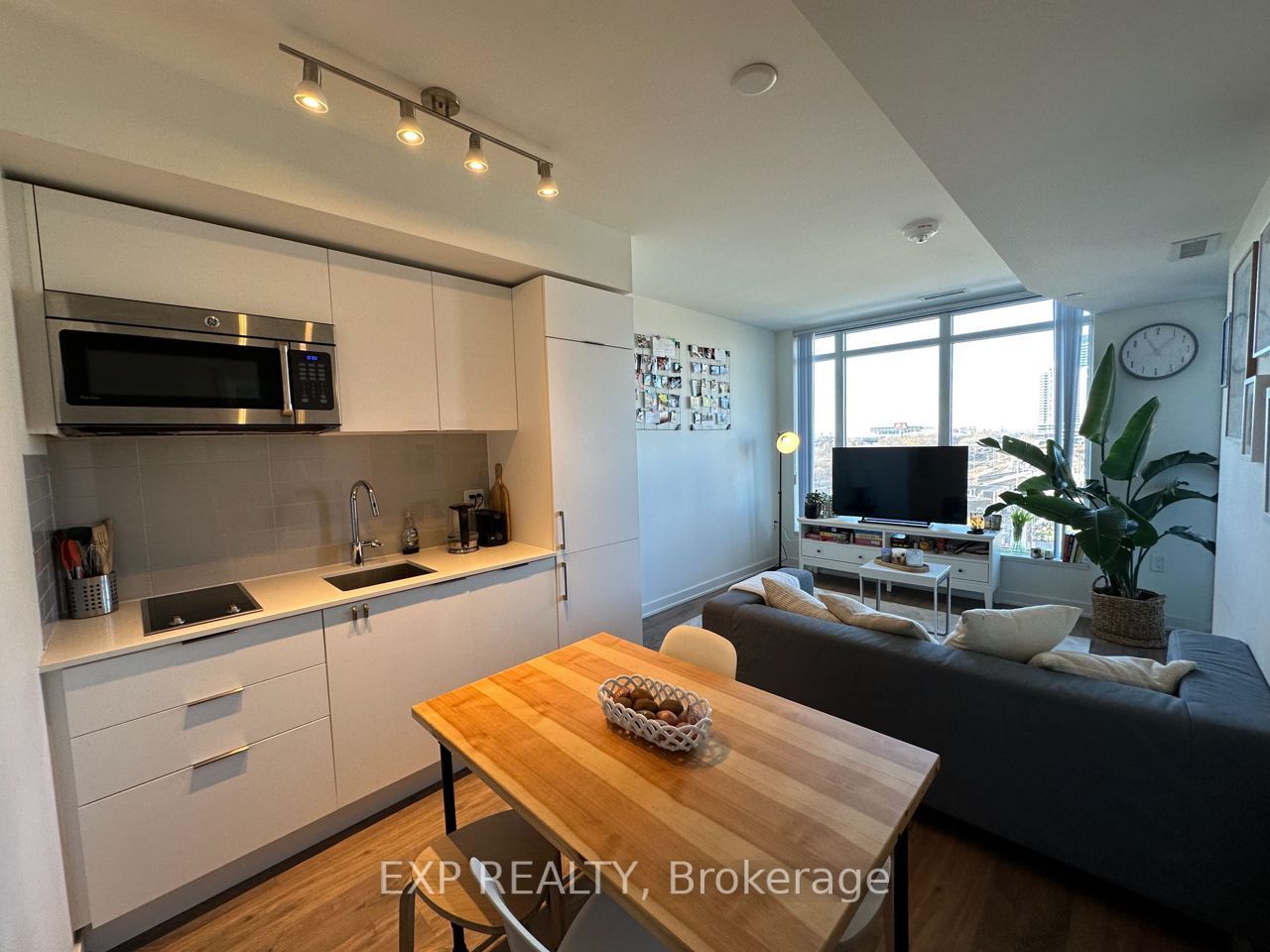 27 Bathurst Street 512, Toronto, ON M5V 0R1