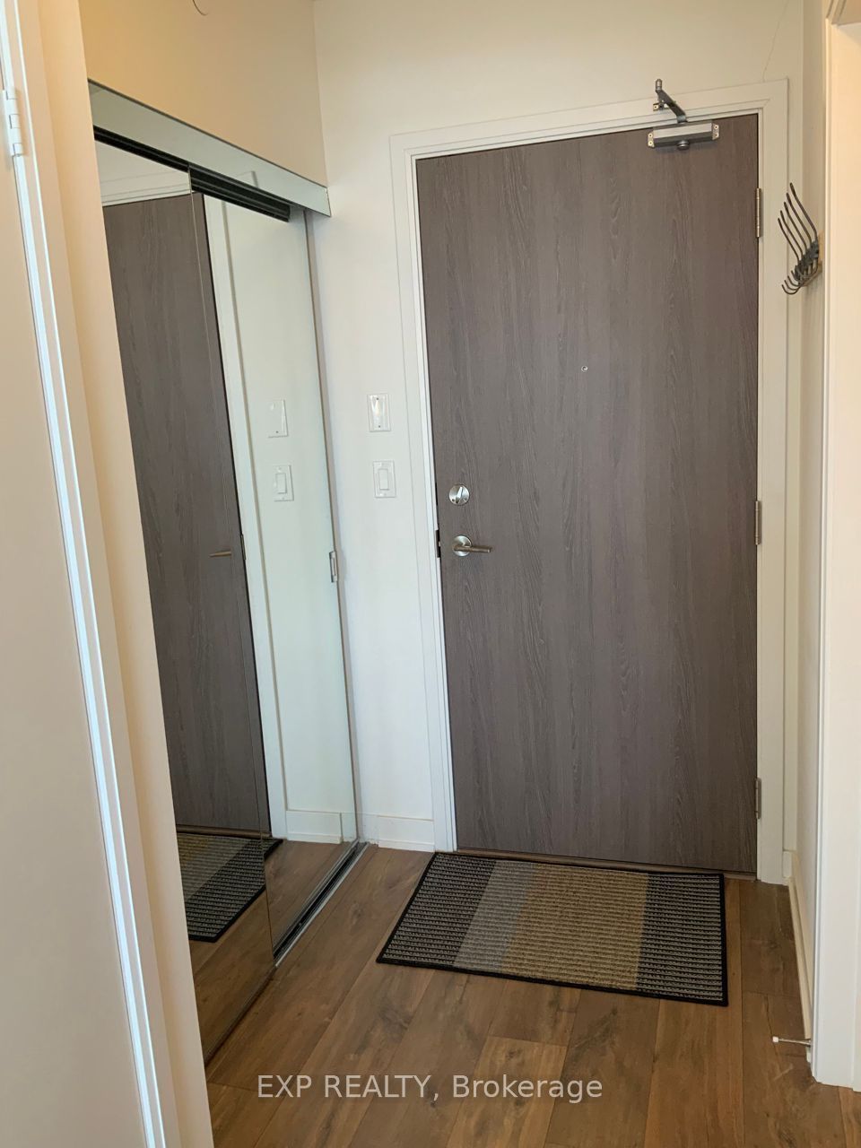 27 Bathurst Street 512, Toronto, ON M5V 0R1 photo 2