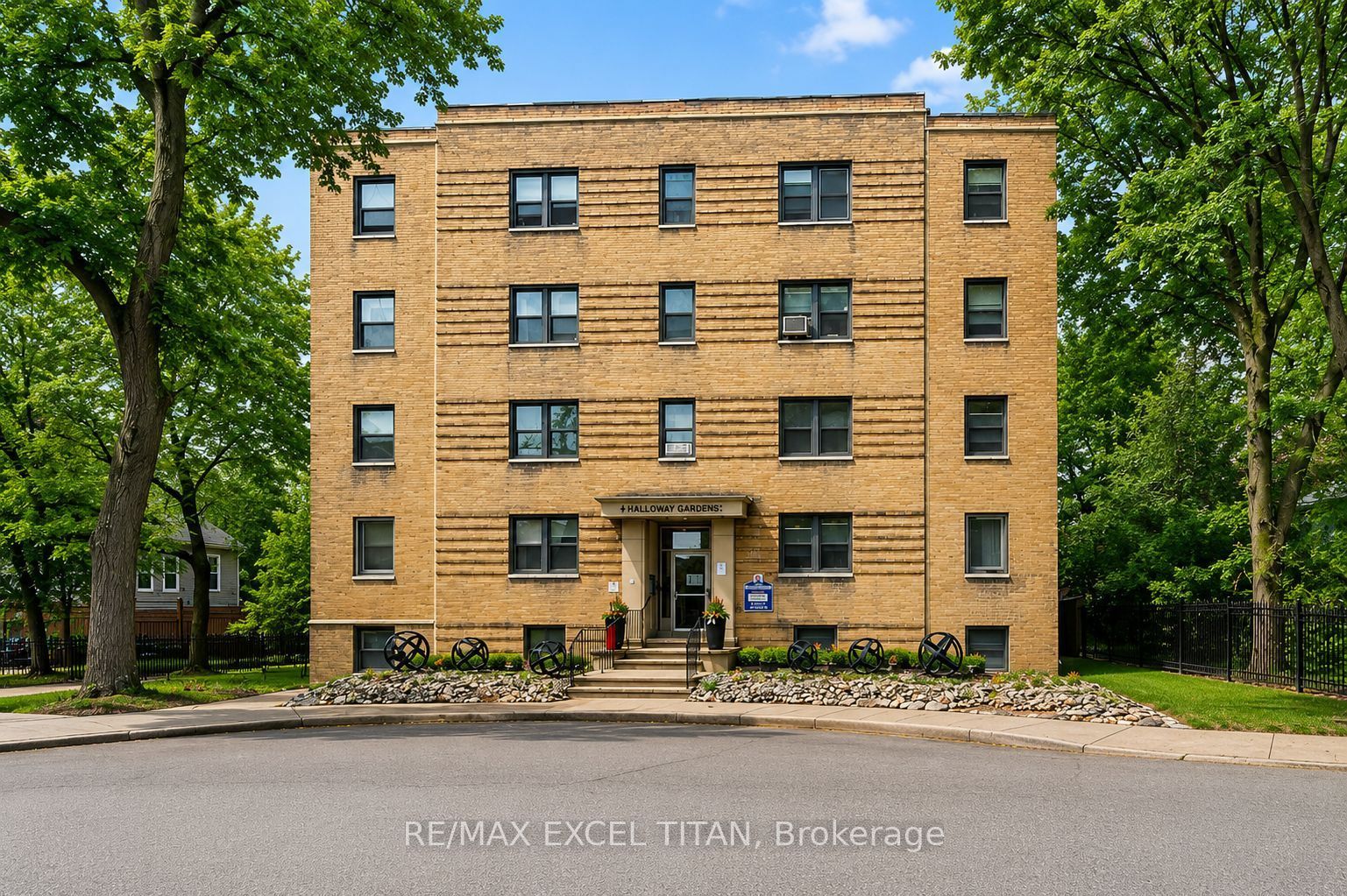 8 Mallory Gardens 35, Toronto, ON M4V 2A6