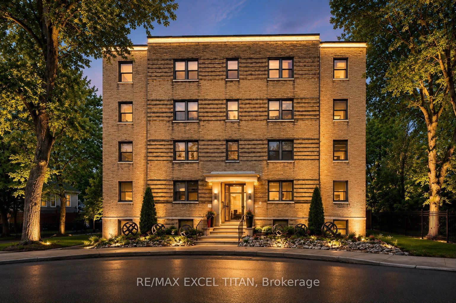 8 Mallory Gardens 35, Toronto, ON M4V 2A6 photo 2