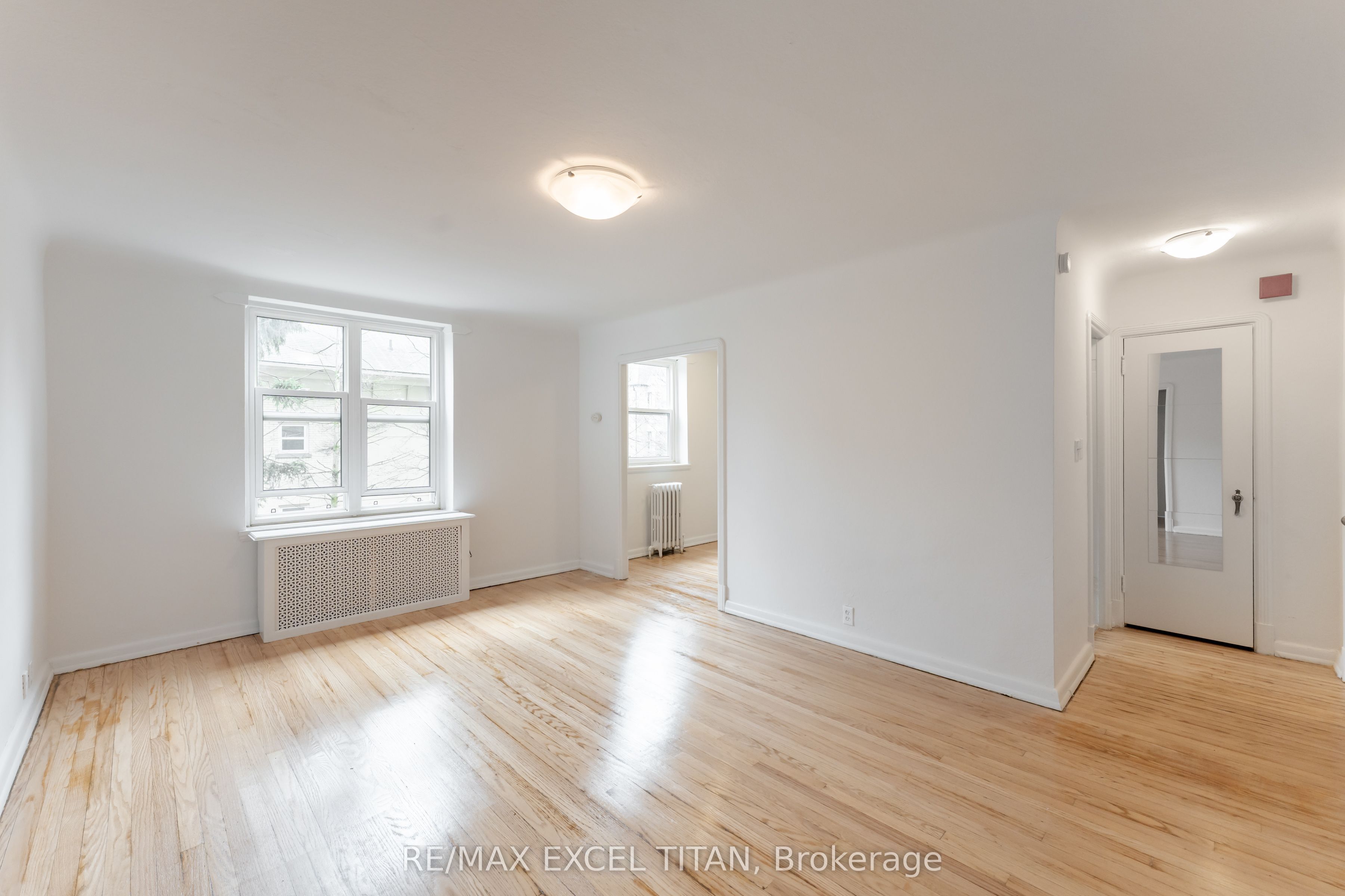 8 Mallory Gardens 35, Toronto, ON M4V 2A6 photo 4
