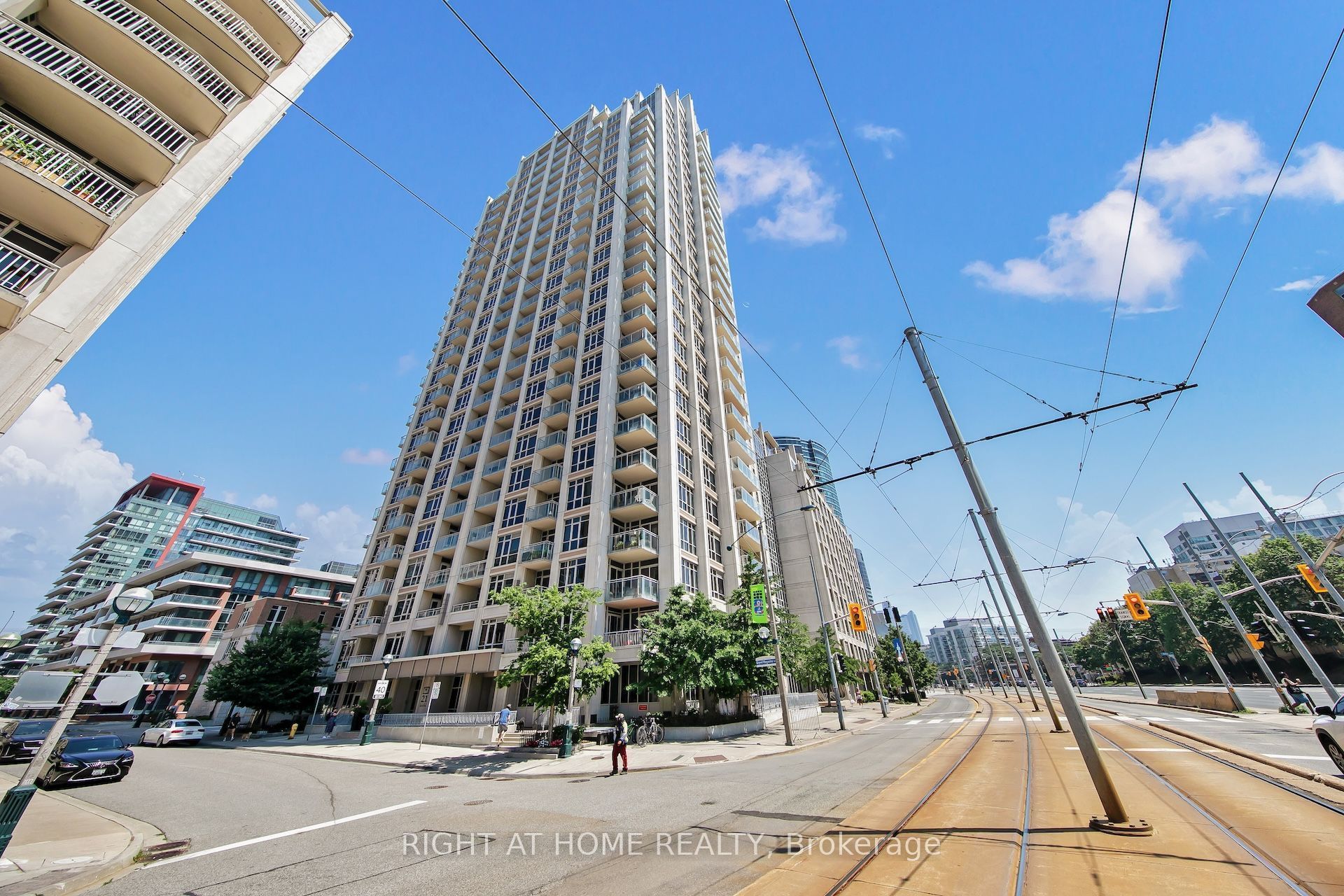21 GRAND MAGAZINE Street S 2409, Toronto, ON M5V 1B5 photo 2