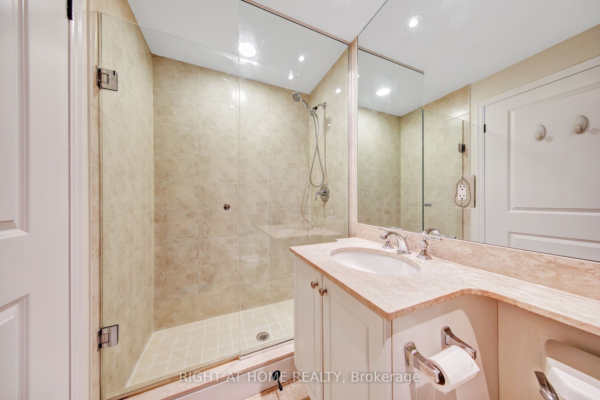 21 GRAND MAGAZINE Street S 2409, Toronto, ON M5V 1B5 photo 3