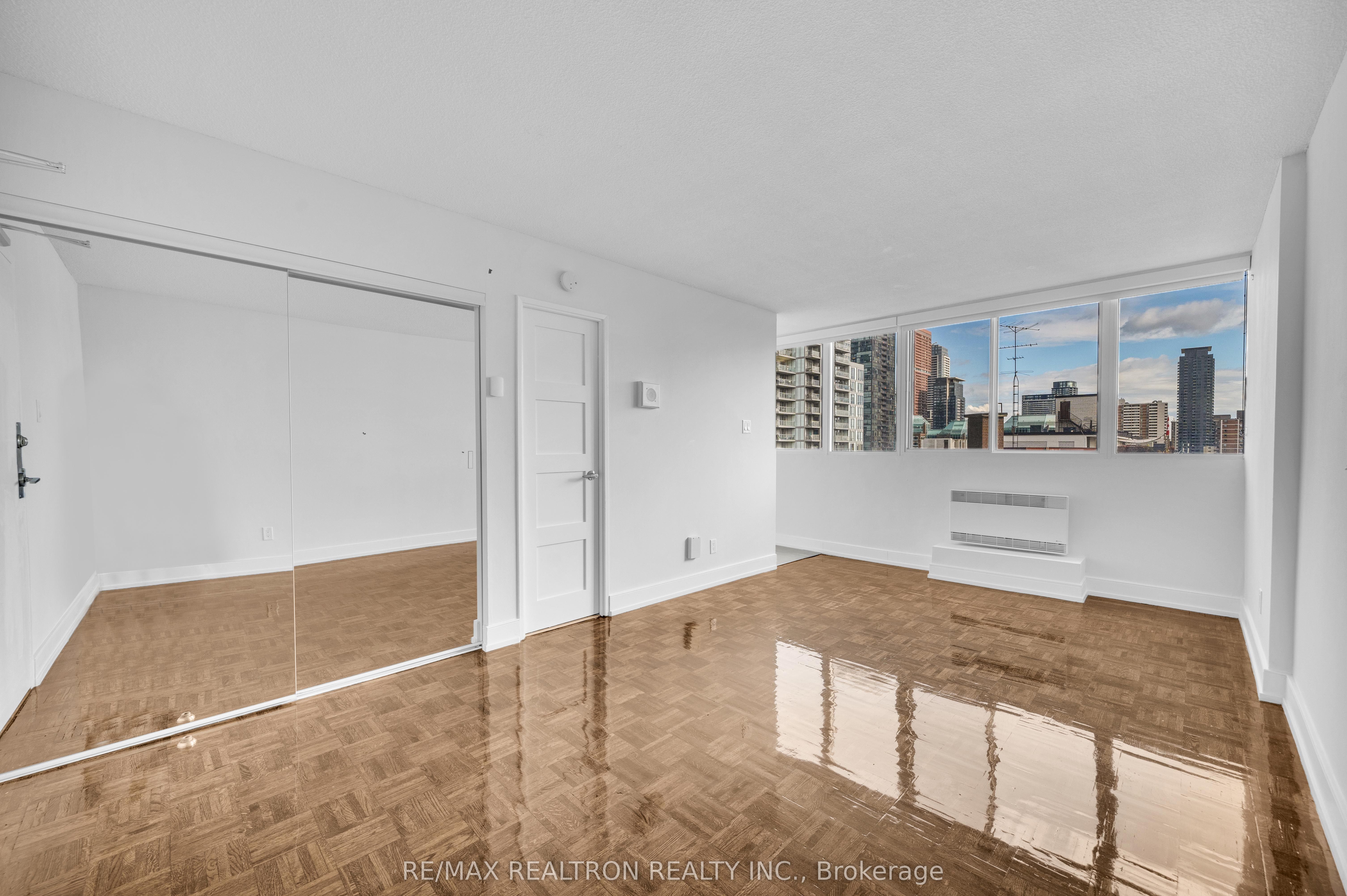 33 Isabella Street 2713, Toronto, ON M4Y 2P7 photo 3