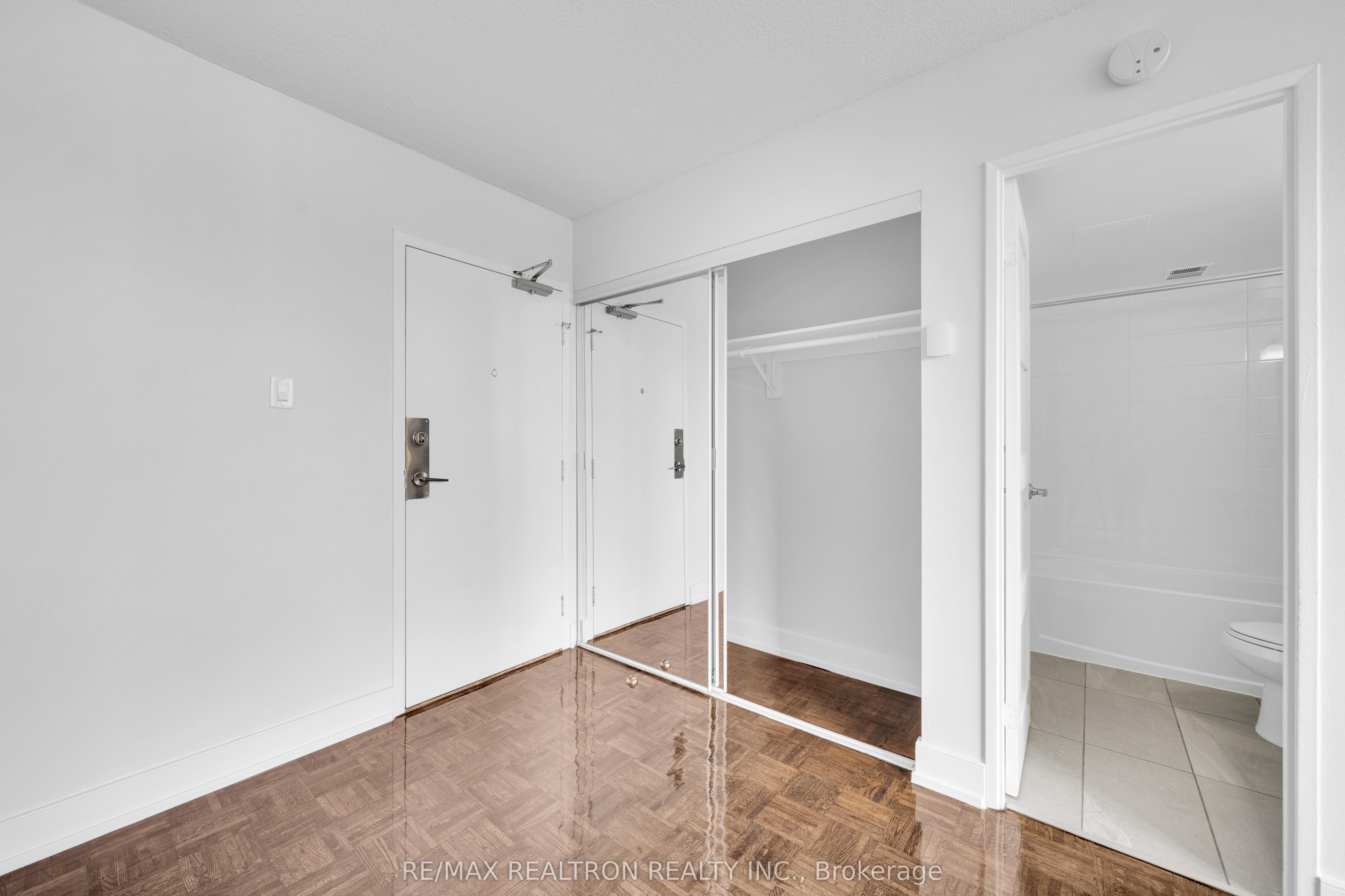 33 Isabella Street 2713, Toronto, ON M4Y 2P7 photo 4