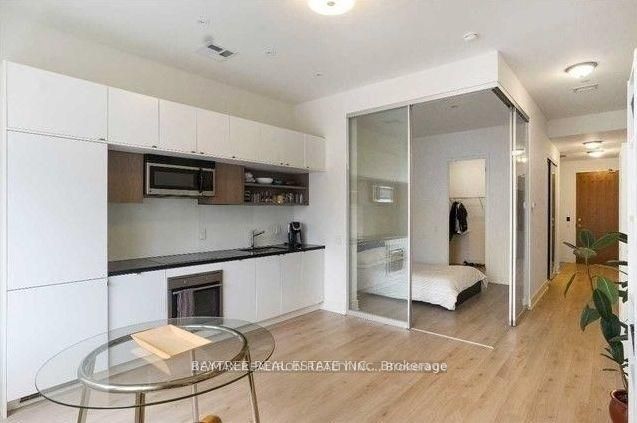 111 St Clair Avenue W 1026, Toronto, ON M4V 1N5 photo 2