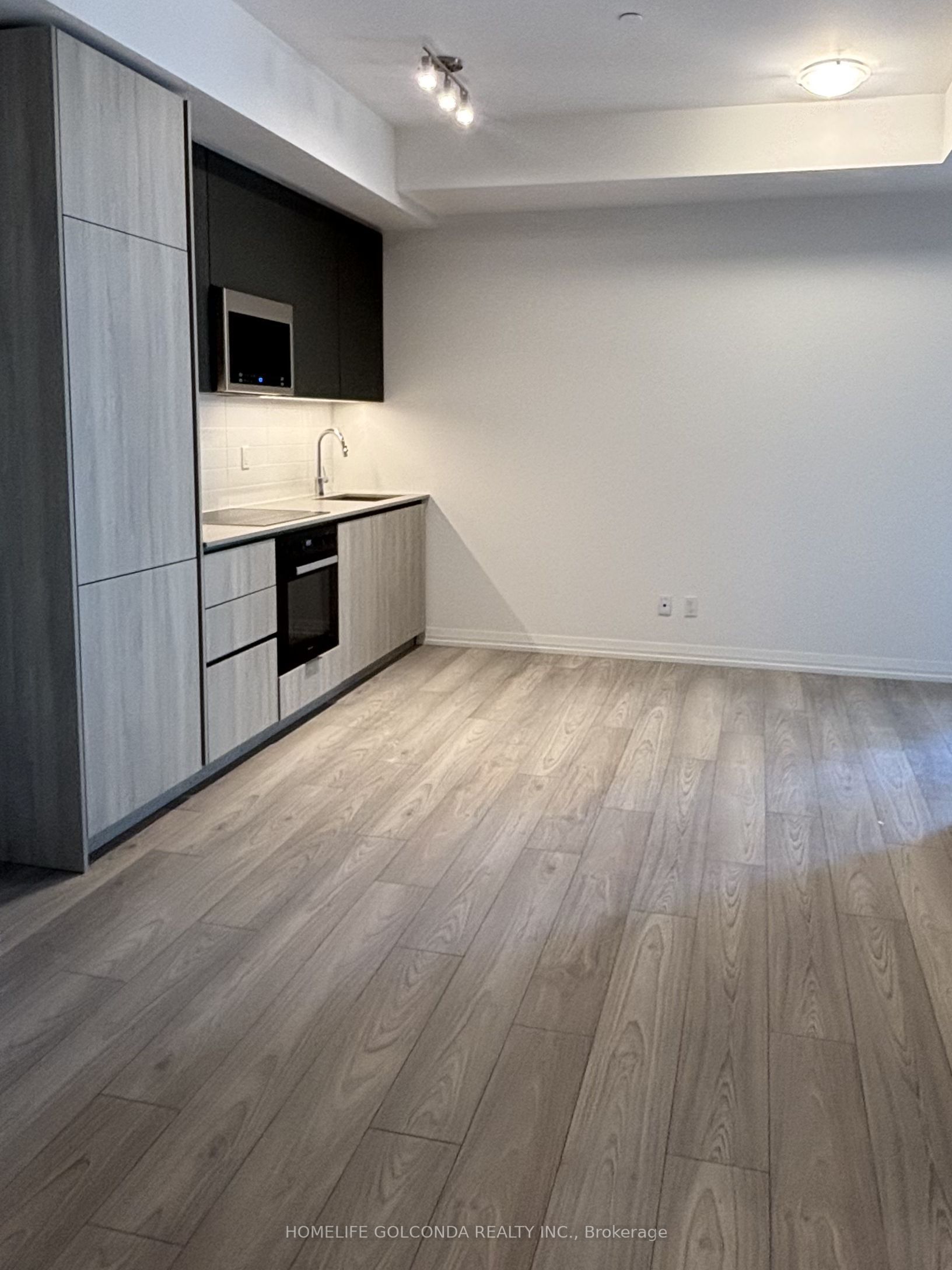 400 King Street W 1126, Toronto, ON M5V 0X8 photo 3