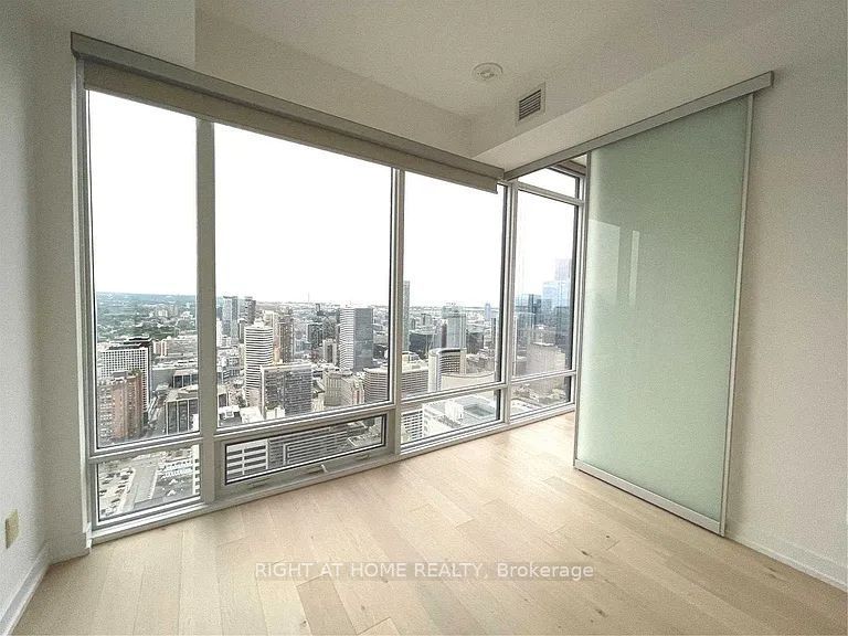 488 University Avenue 4607, Toronto, ON M5G 0C1 photo 4