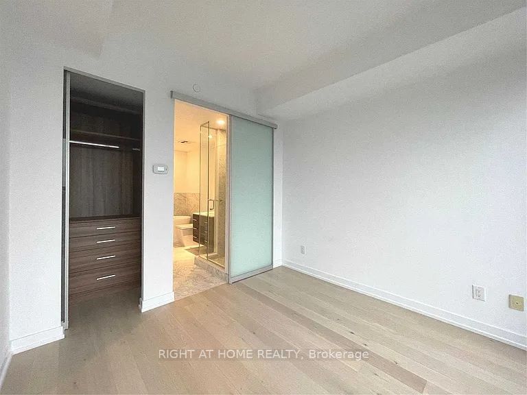 488 University Avenue 4607, Toronto, ON M5G 0C1 photo 5