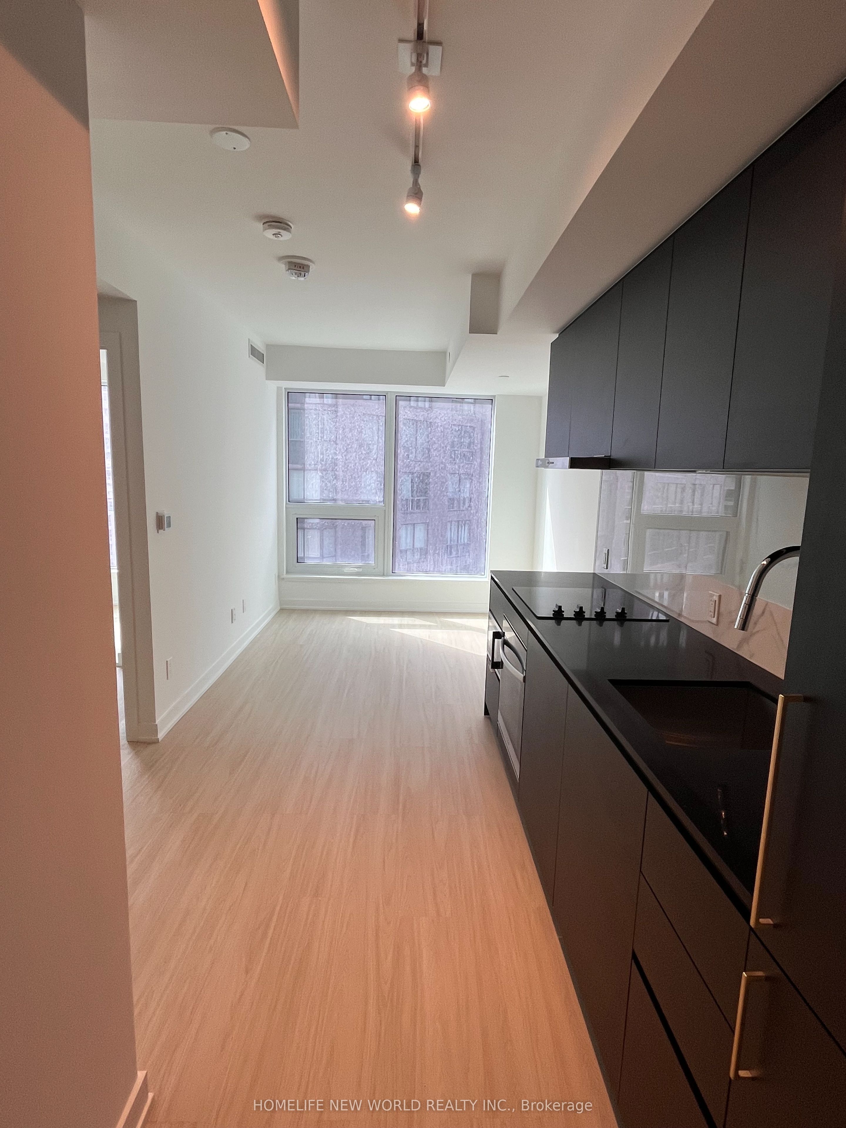 8 Wellesley Street W 901, Toronto, ON M4Y 0J5 photo 2