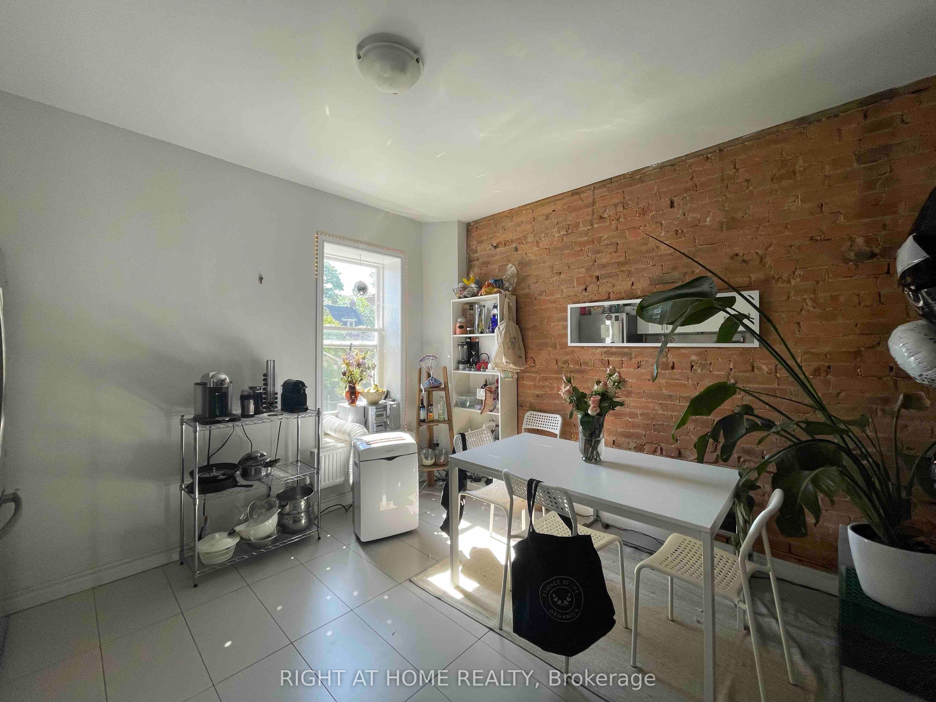 570 Bathurst Street 2, Toronto, ON M5S 2P9