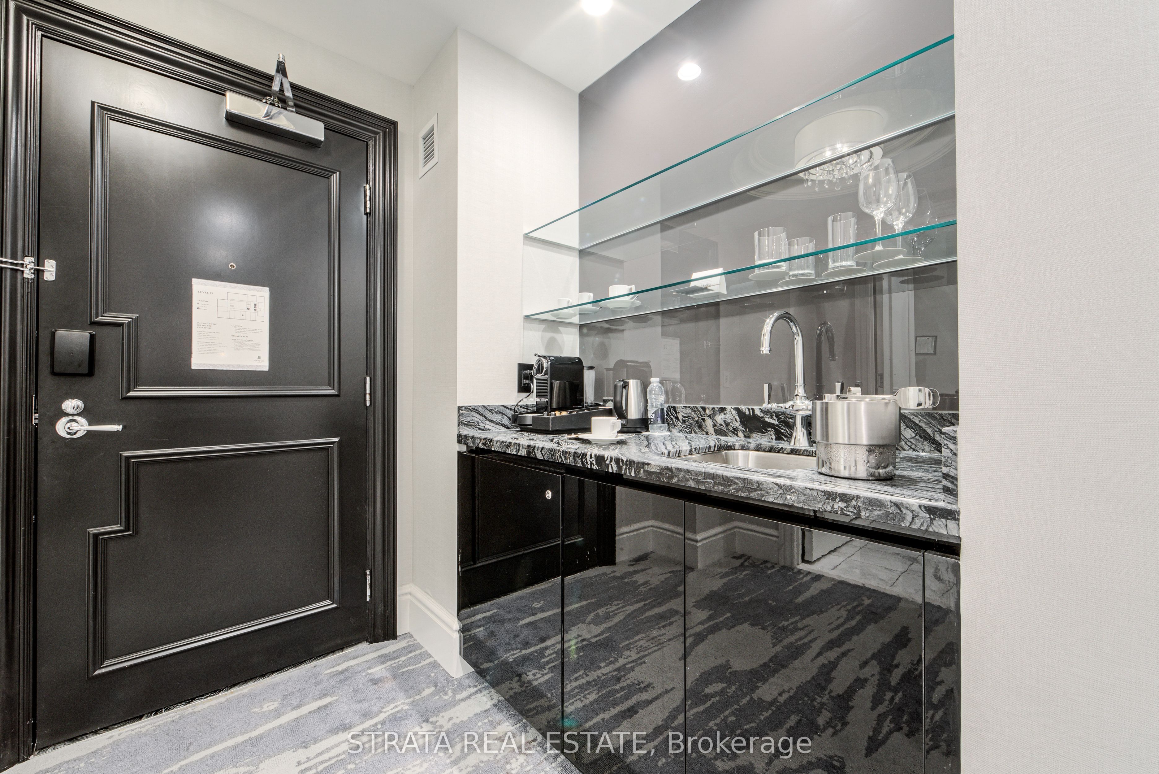 325 Bay Street 1905, Toronto, ON M5H 4G3 photo 2
