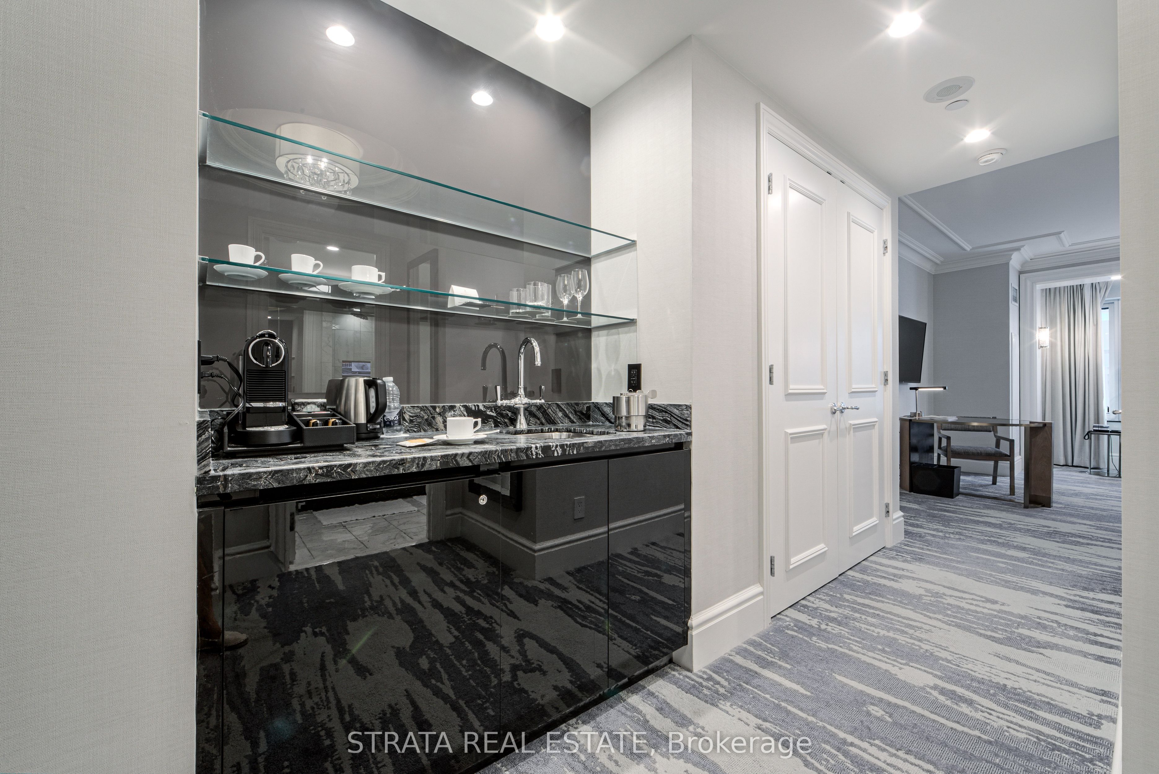 325 Bay Street 1905, Toronto, ON M5H 4G3 photo 3