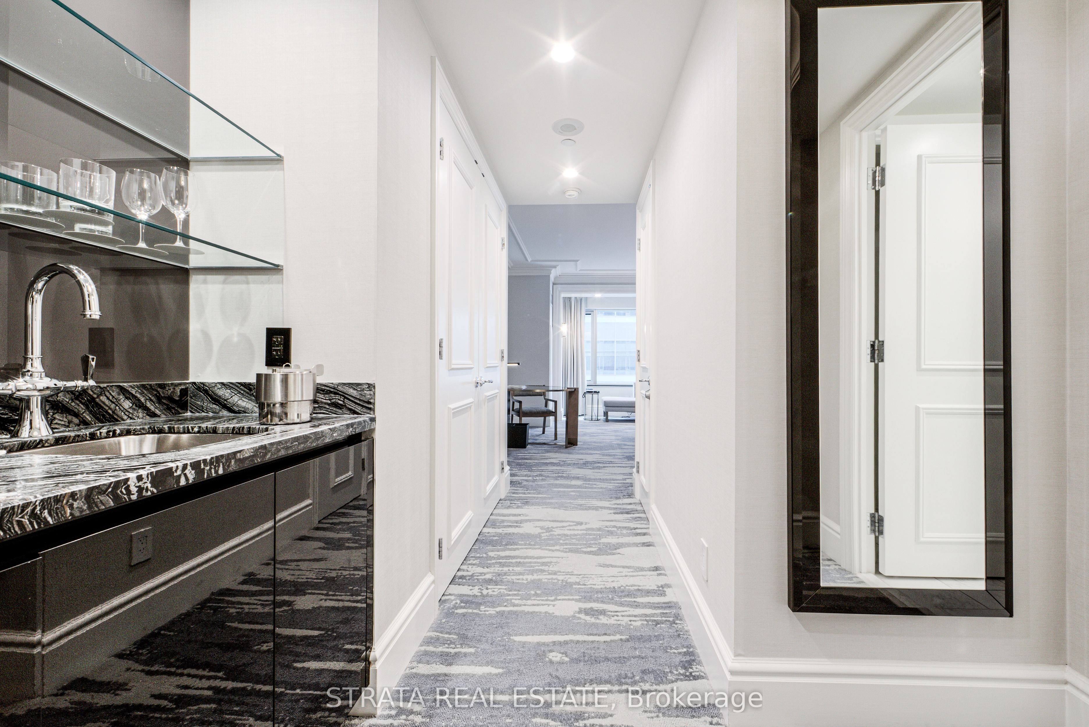 325 Bay Street 1905, Toronto, ON M5H 4G3 photo 4