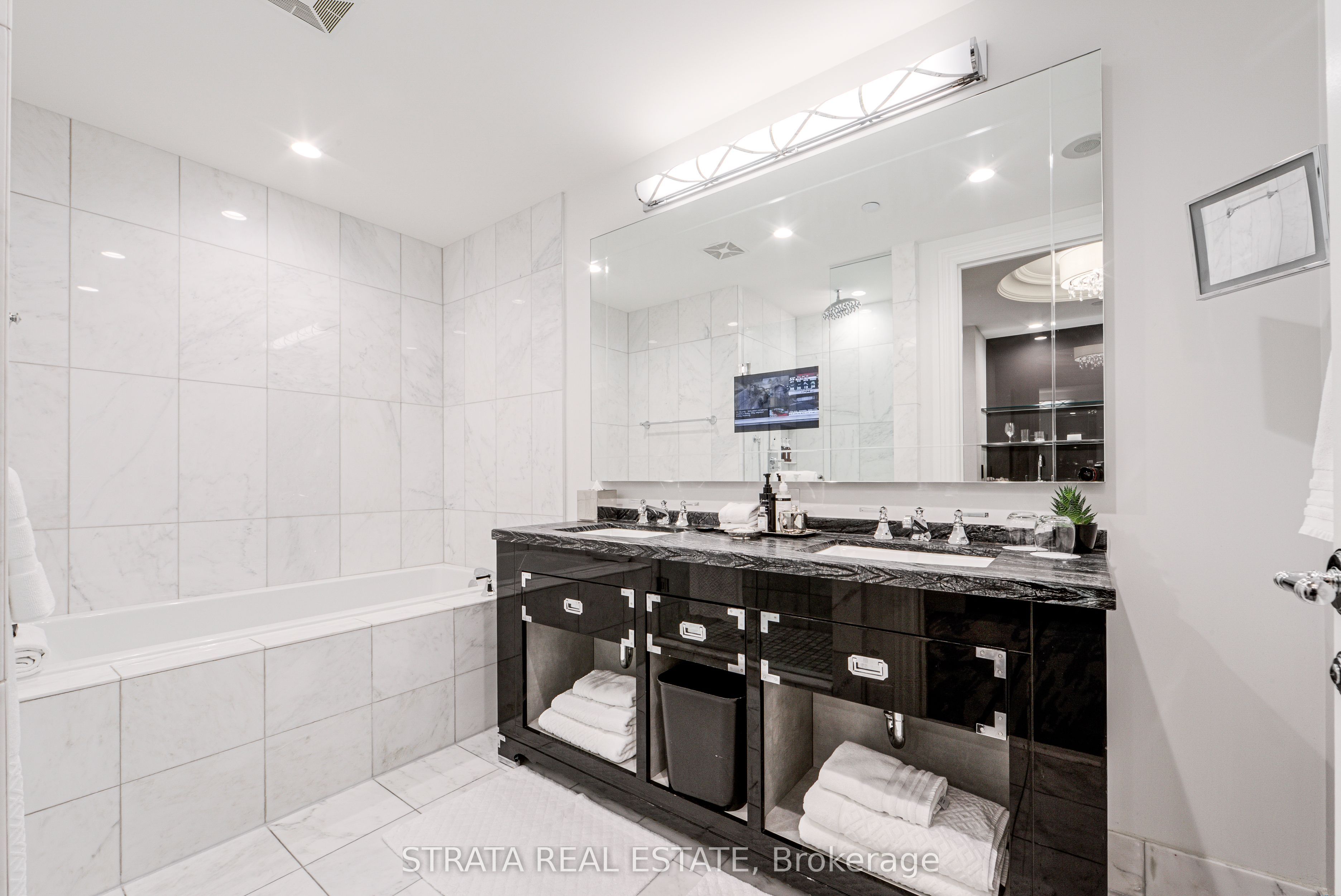 325 Bay Street 1905, Toronto, ON M5H 4G3 photo 5