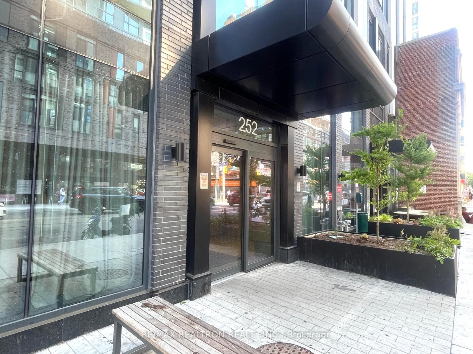 252 Church Street 4109, Toronto, ON M5B 1Z2 photo 3