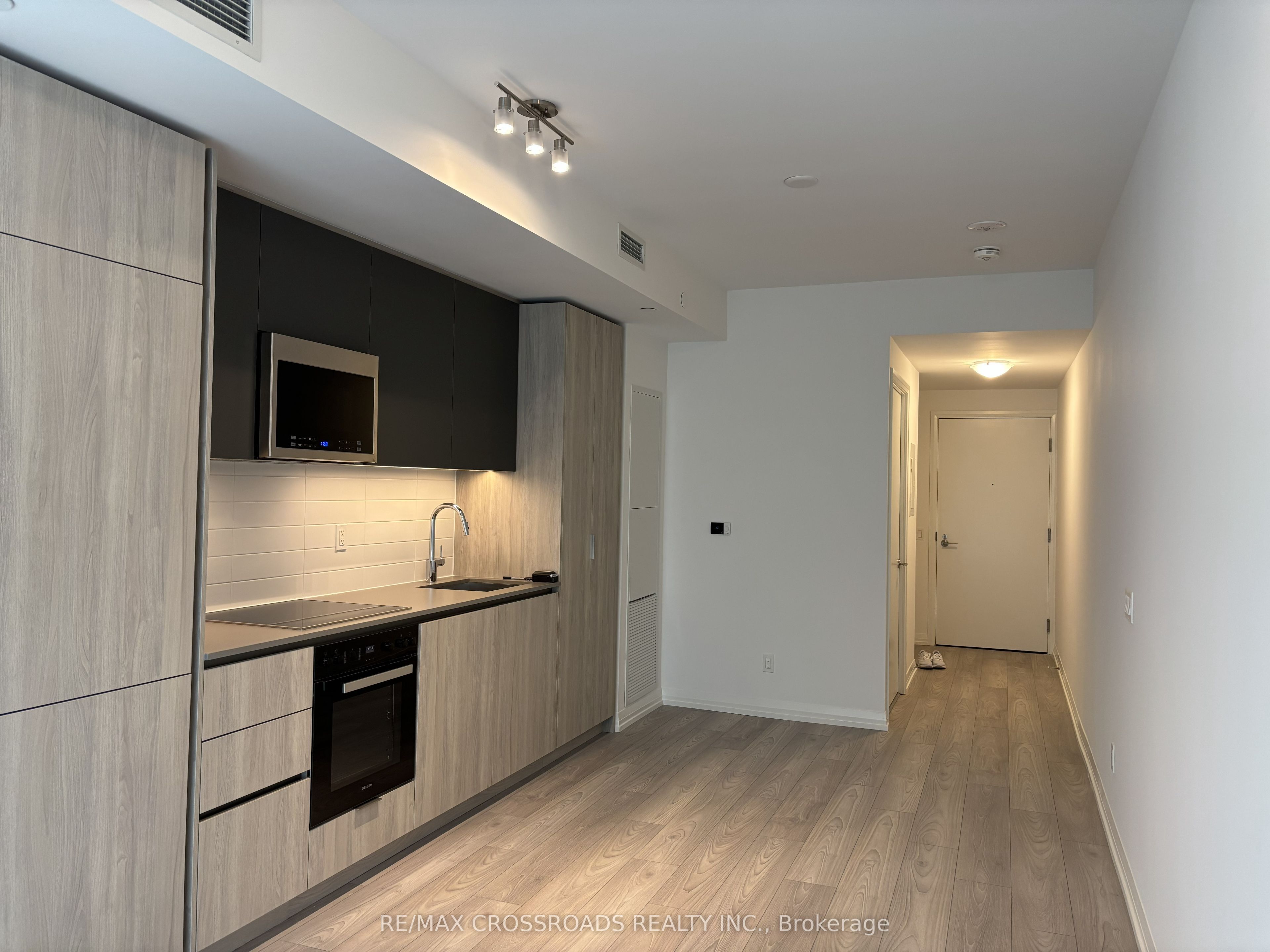 400 King Street W 1010, Toronto, ON M5V 0X8 photo 2