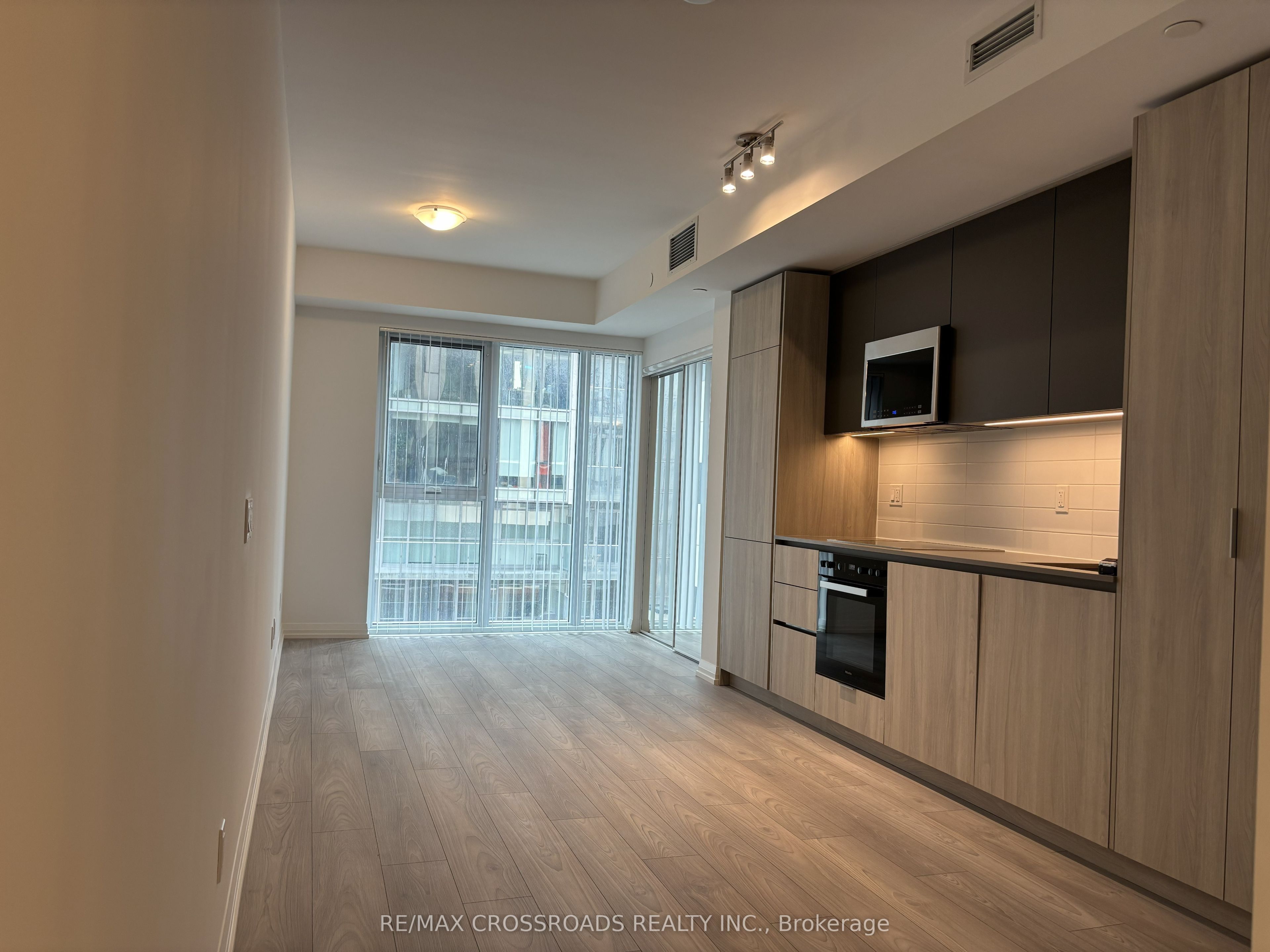400 King Street W 1010, Toronto, ON M5V 0X8 photo 3