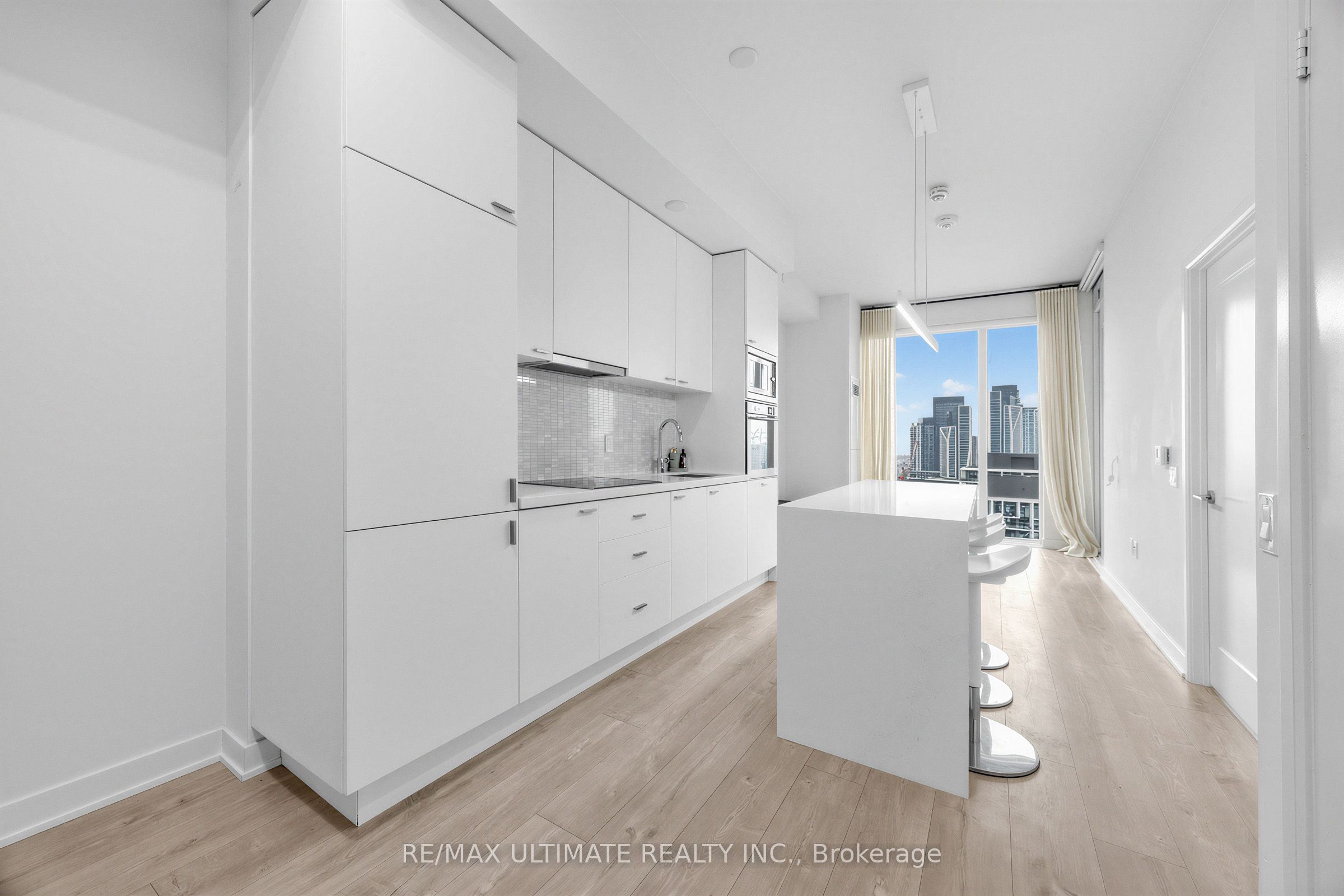 27 Bathurst Street 1811W, Toronto, ON M5V 2P1
