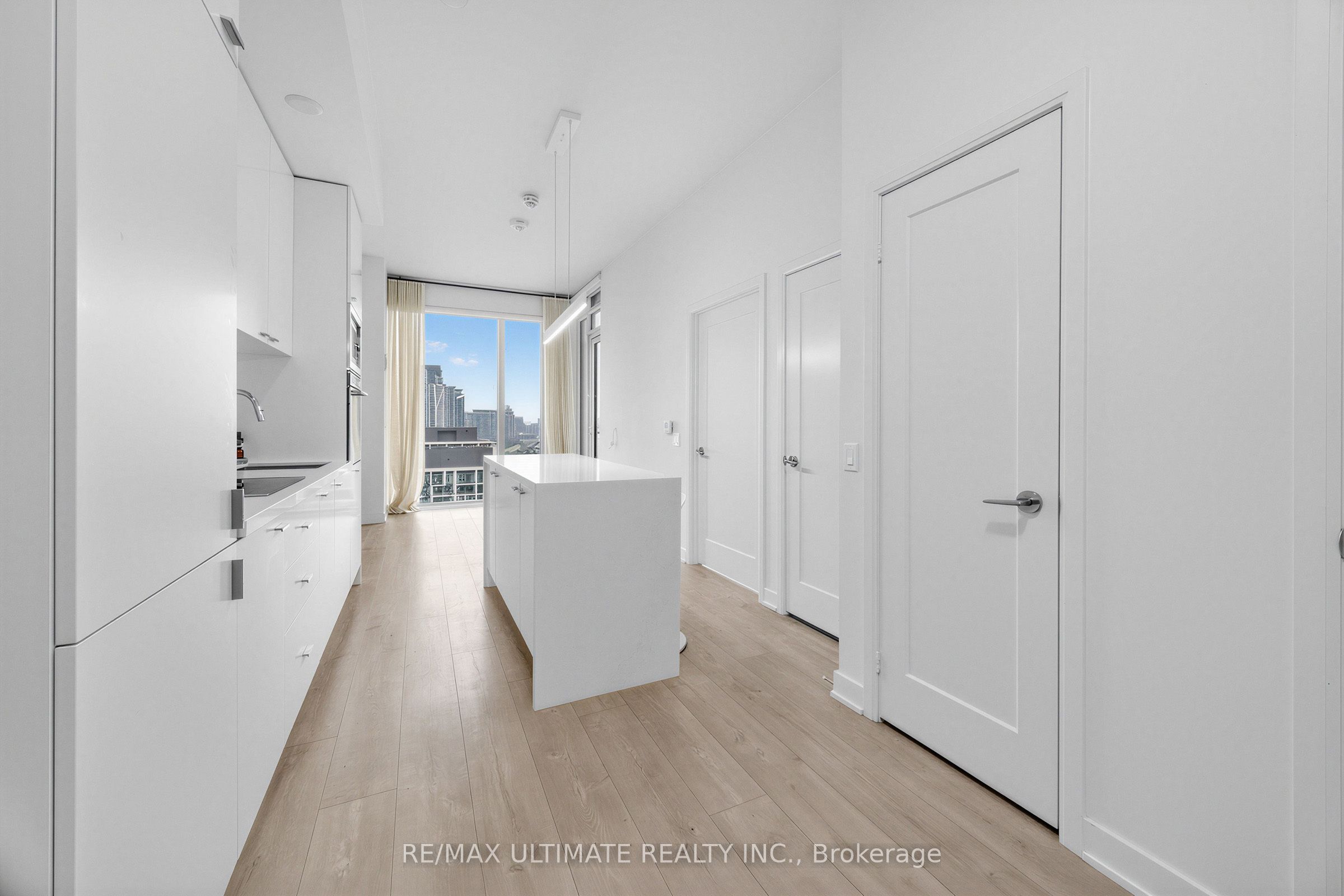 27 Bathurst Street 1811W, Toronto, ON M5V 2P1 photo 3