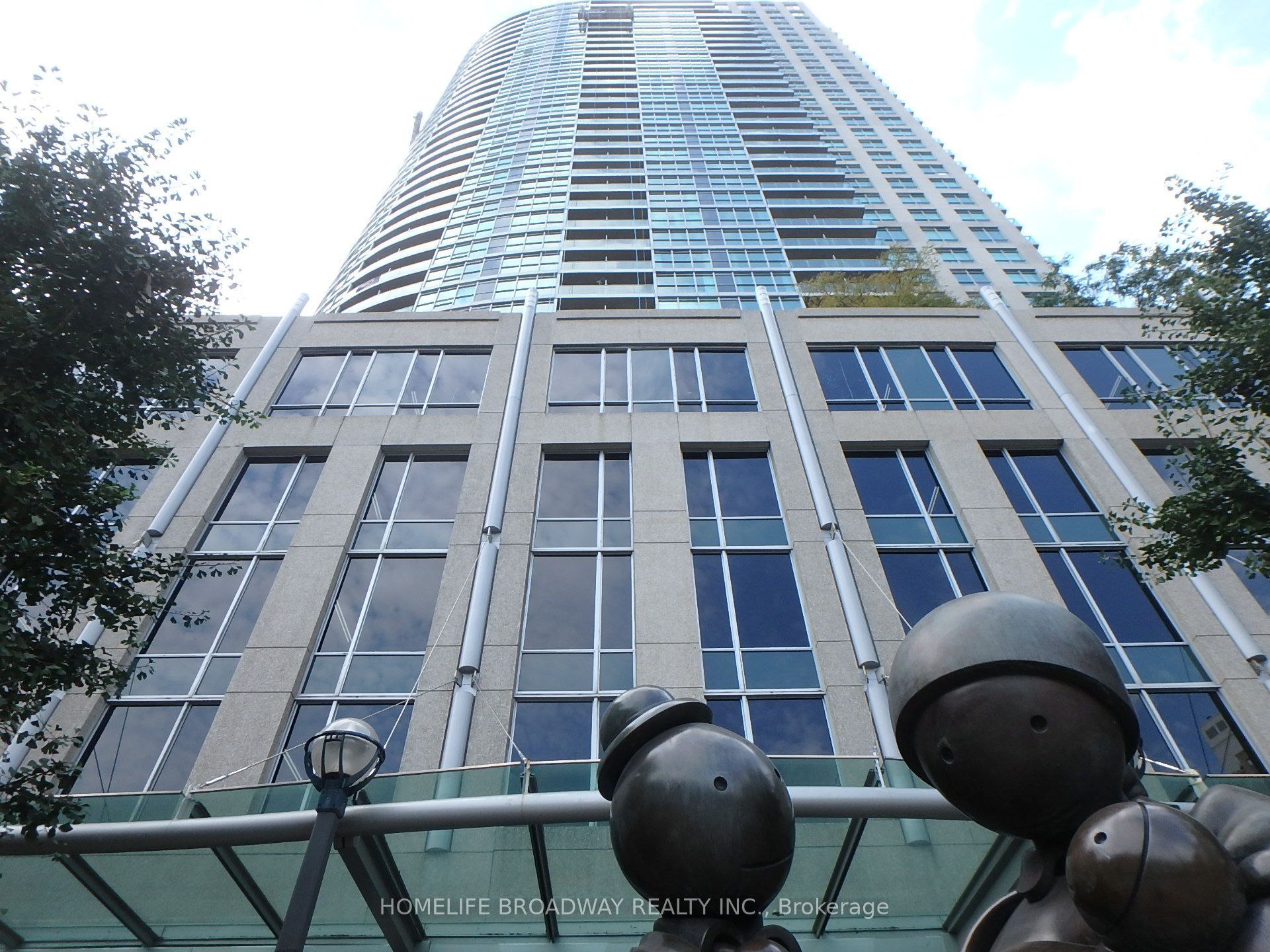 18 Yonge Street 1906, Toronto, ON M5E 1R4 photo 2