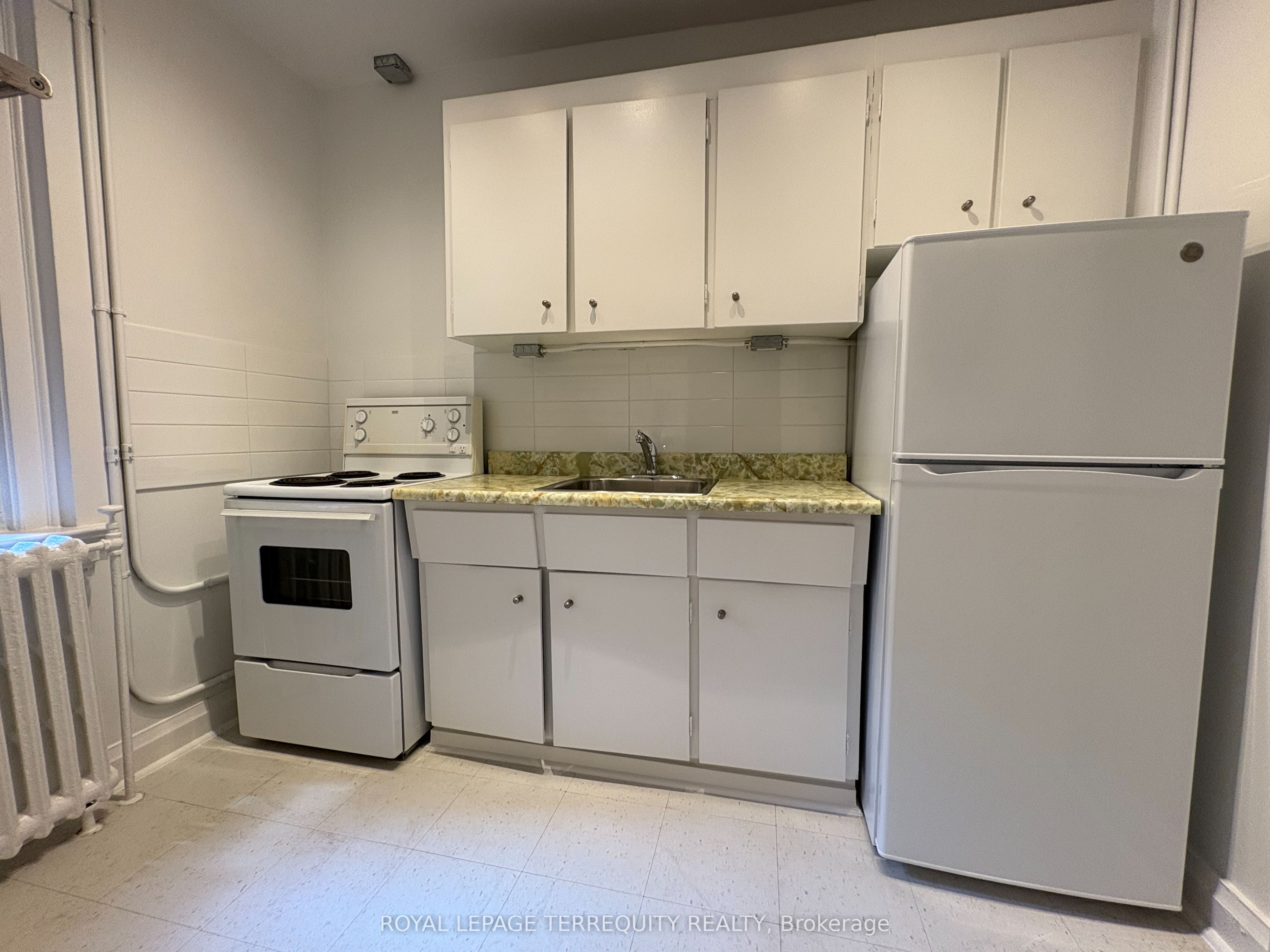 42 Barton Avenue 19, Toronto, ON M6G 1P3 photo 2